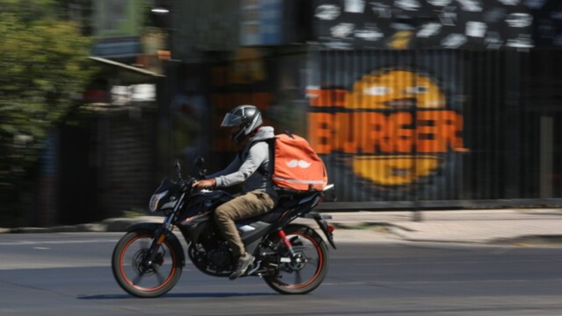 Trabajadores de aplicaciones golpearon a falso delivery: Lo detuvieron tras robo en Viña del Mar