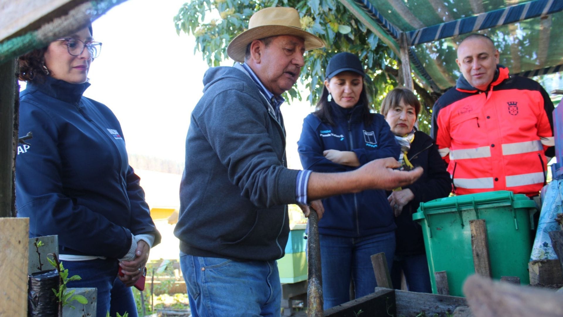 Llaman a no desperdiciar desechos de frutas y verduras: Agricultor de Hualqui las convierte en fertilizantes