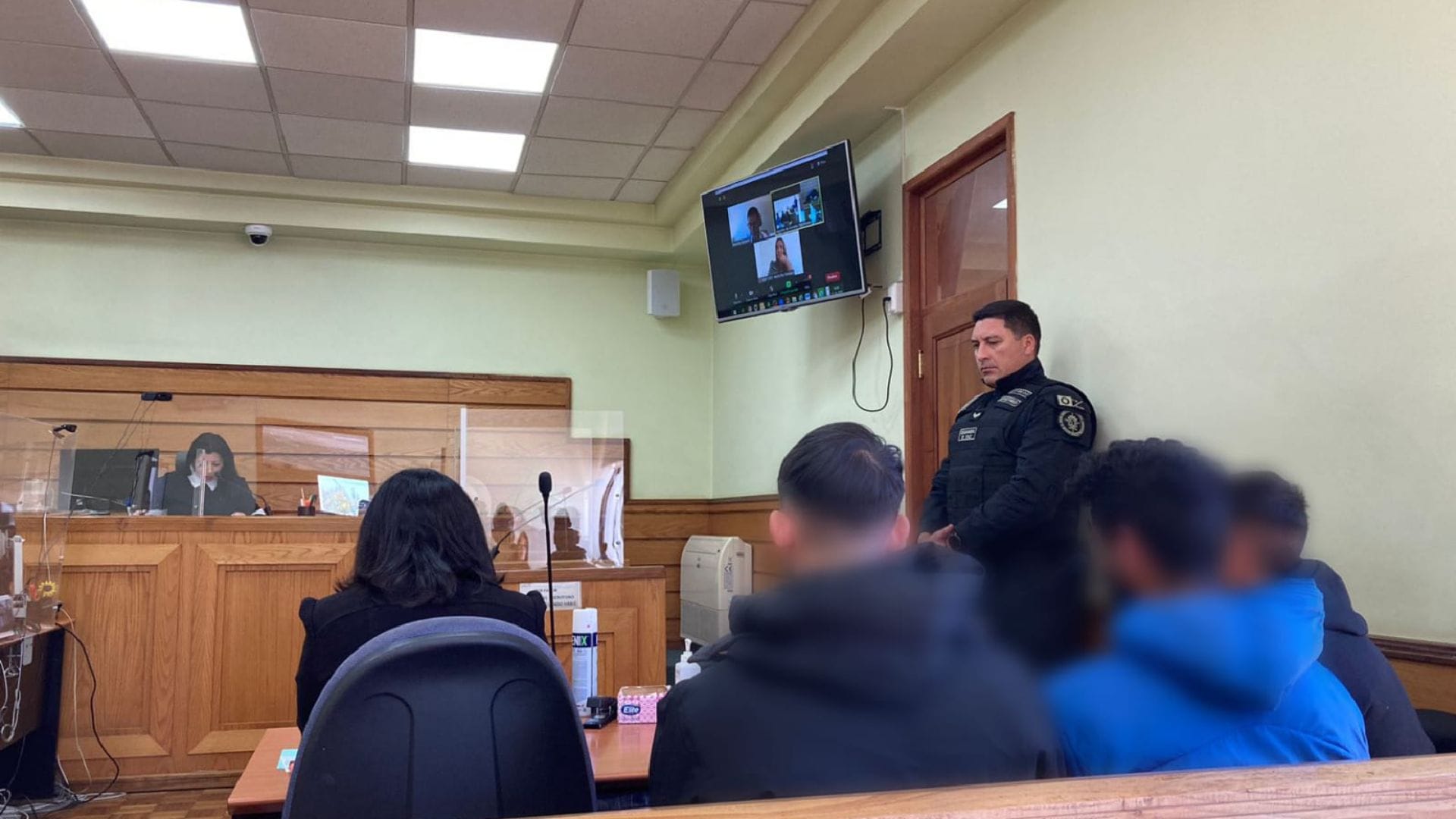 Uno quedó en prisión y otro con arresto domiciliario nocturno: Formalizan a sujetos que abusaron sexualmente de dos mujeres en Talcahuano
