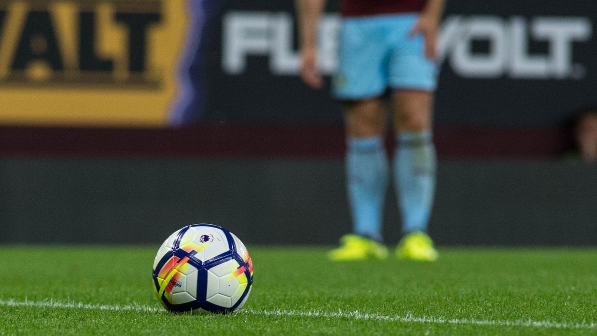 Sujeto pirateó dispositivos para ver partidos de la Premier League: Lo condenaron a dos años y medio de cárcel