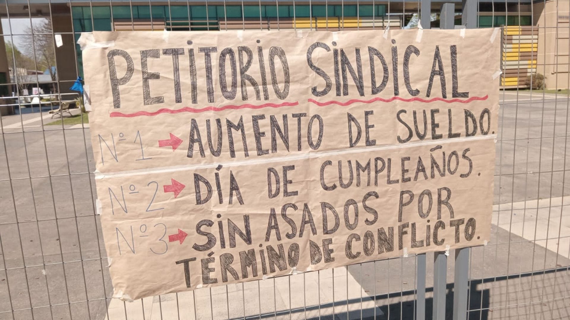 Trabajadores en huelga de Campos Deportivos Llacolén denuncian que les ofrecen un asado como término de conflicto