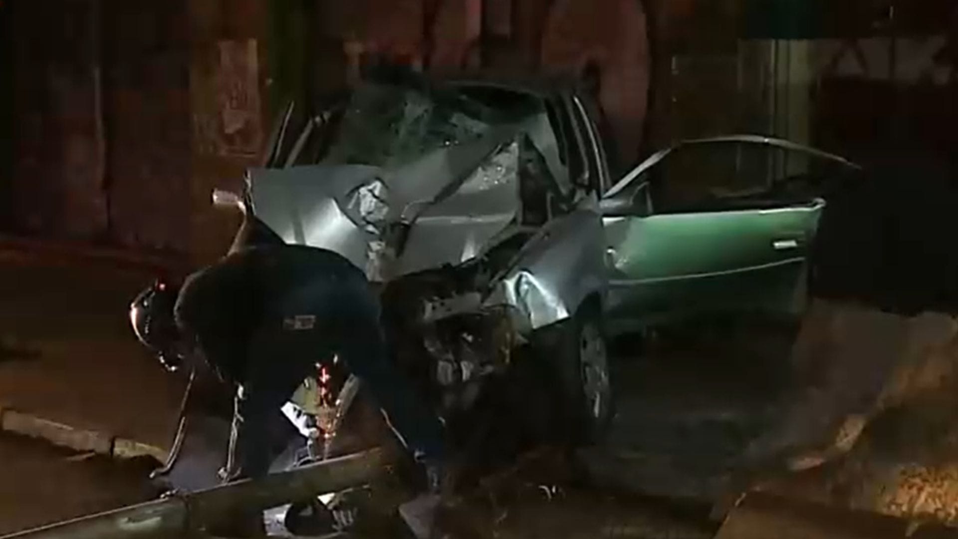 Auto chocó con poste y un kiosko dejando cuatro lesionados en Santiago Centro