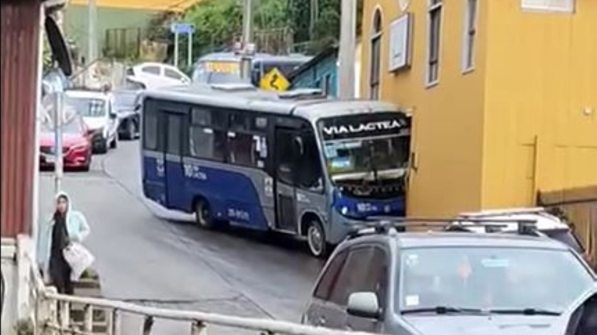 Microbús quedó incrustado en templo evangélico de Talcahuano tras chocar contra sus puertas