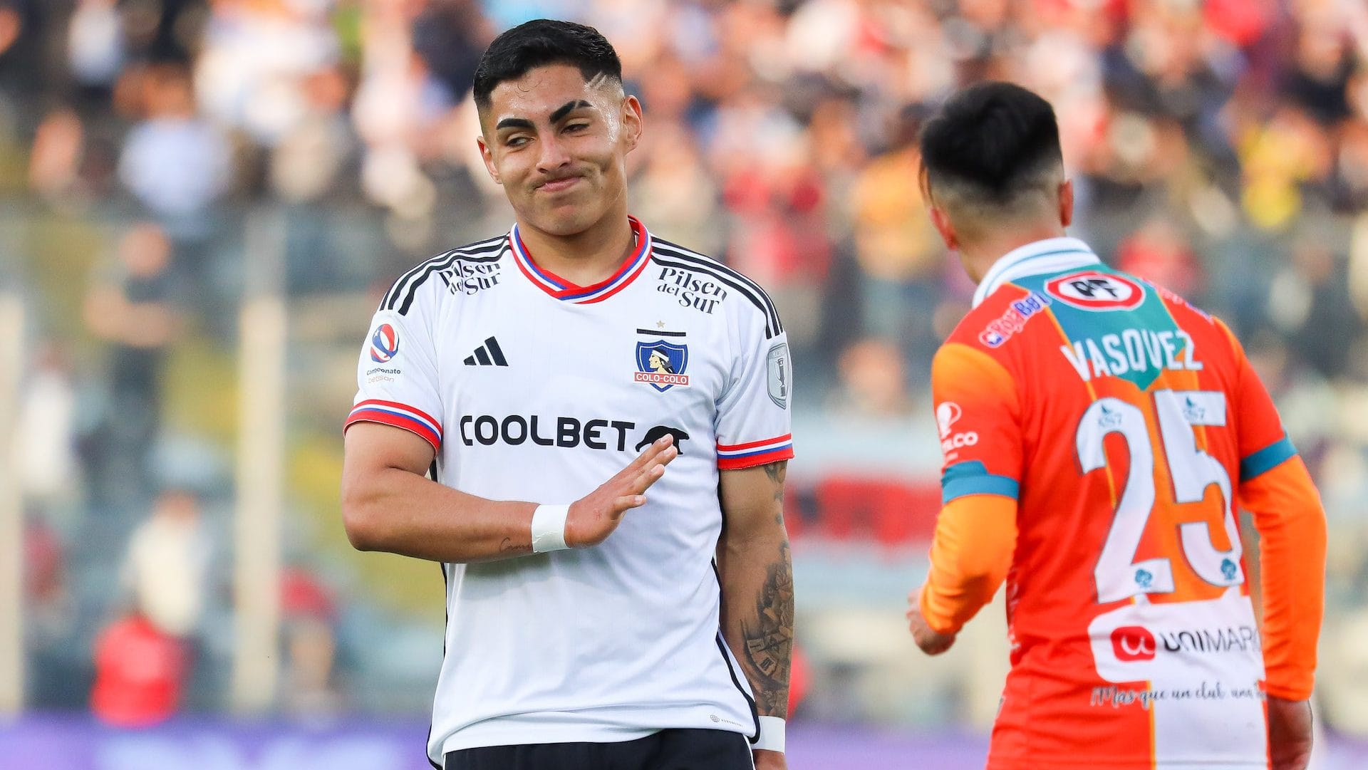 Colo Colo toma una drástica medida con Jordhy Thompson y busca la salida rápida del jugador