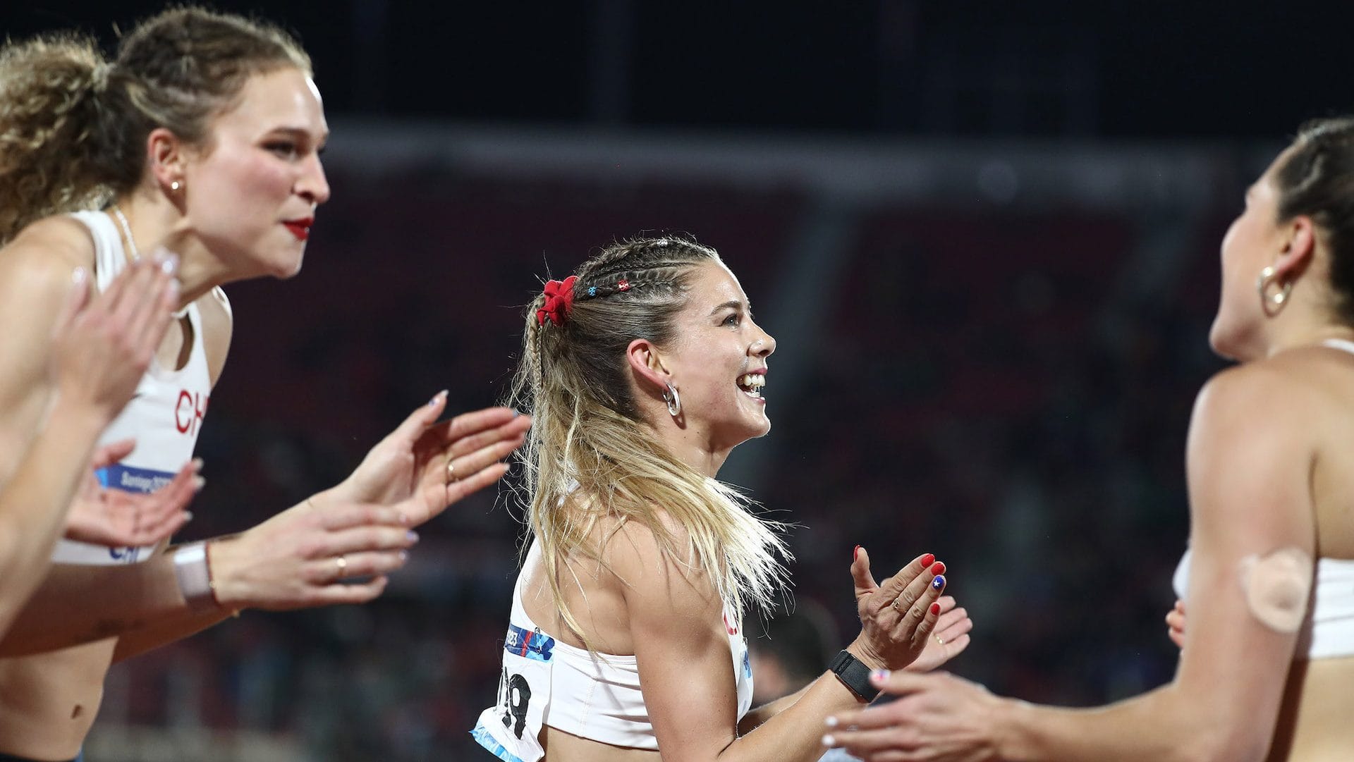 Penquista Isidora Jiménez lleva a su equipo en el atletismo a la obtención de nueva medalla