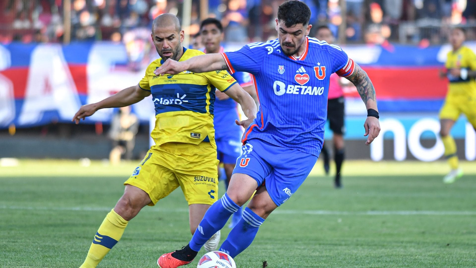 Universidad de Chile quiere acortar la distancia para ir a torneos internacionales ante la UC
