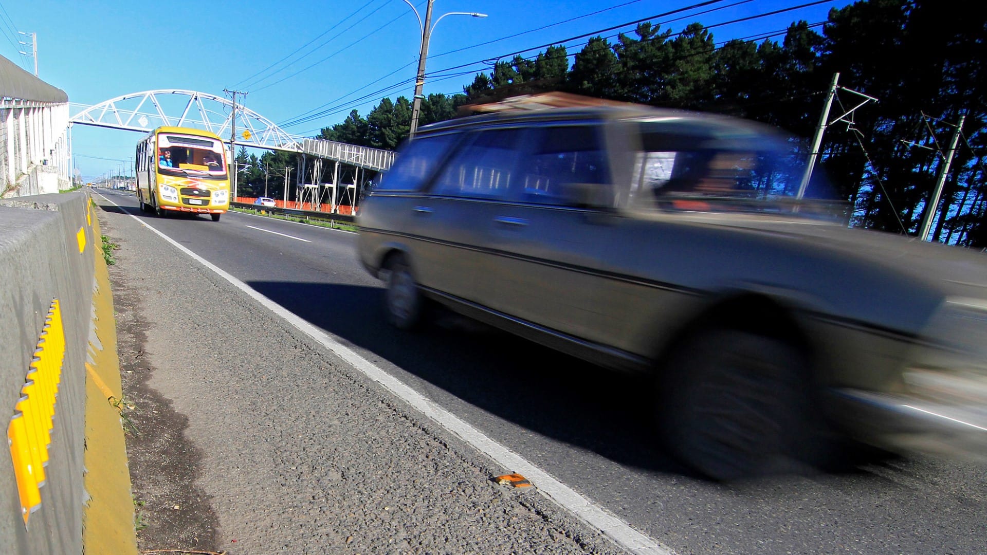 Brutal balacera contra automóvil en la Ruta 160 deja a persona en riesgo vital y 2 heridos graves