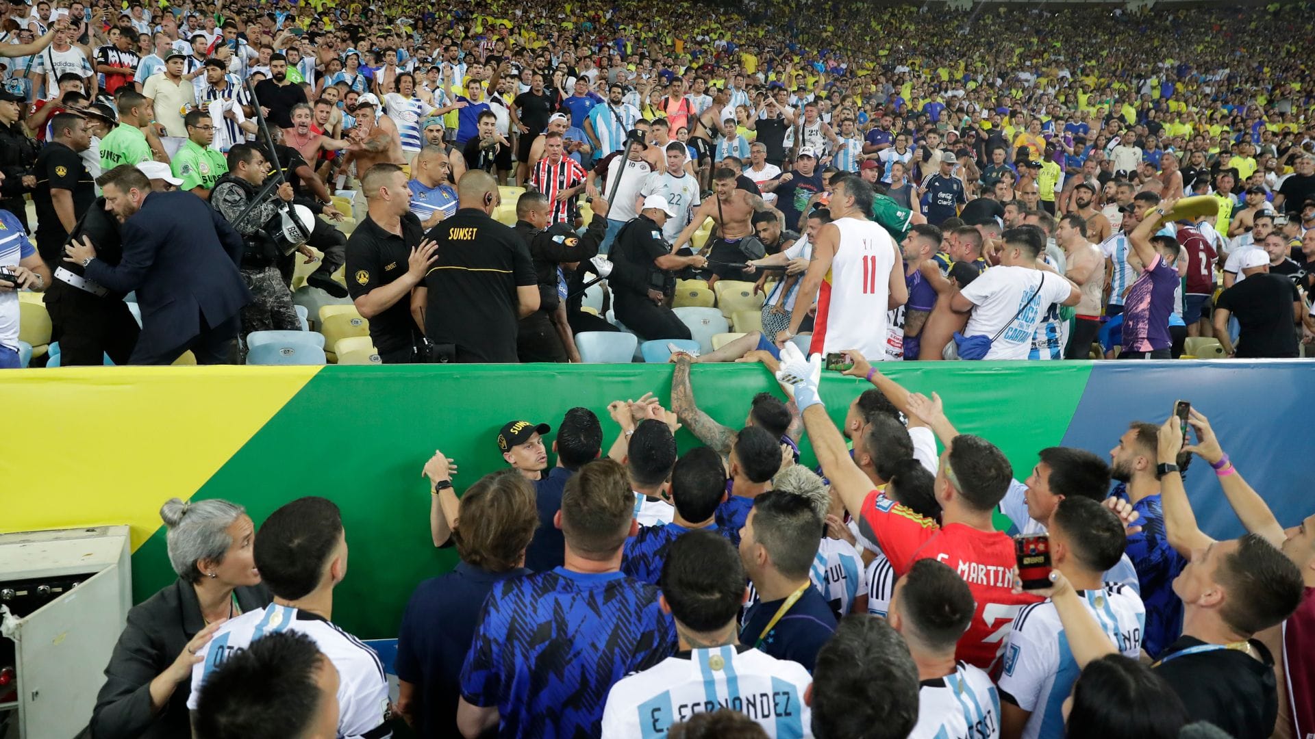 Dejan en prisión a hincha acusada de proferir insultos racistas durante partido entre Argentina y Brasil