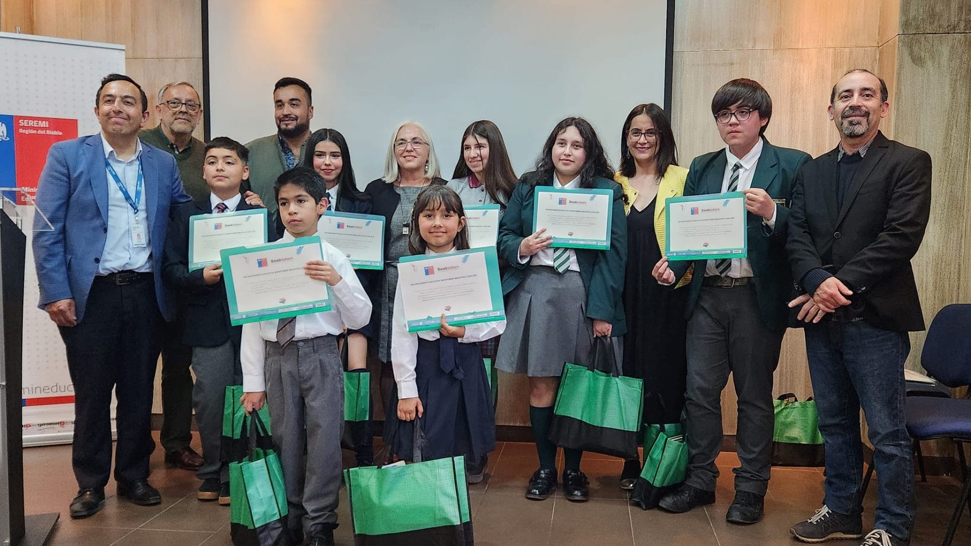 Fanáticos de los libros: Premian a ocho estudiantes del Biobío como “booktubers”
