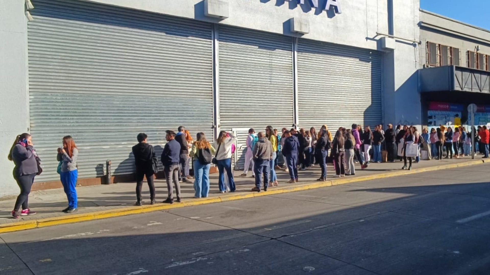 Todo el vestuario a $5 mil: Enorme fila se registró en tienda comercial por remate en Concepción