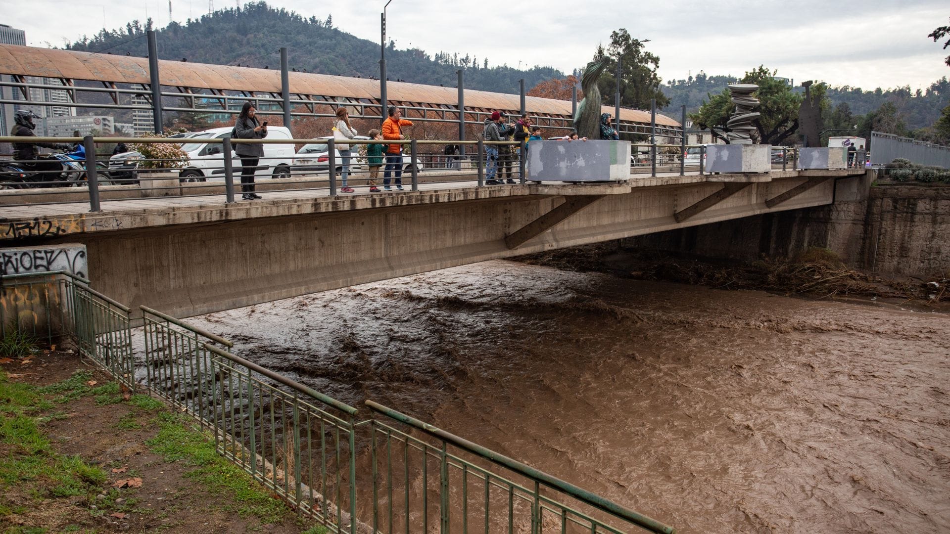 Carabinero saltó a río Mapocho y rescató a mujer que se había lanzado