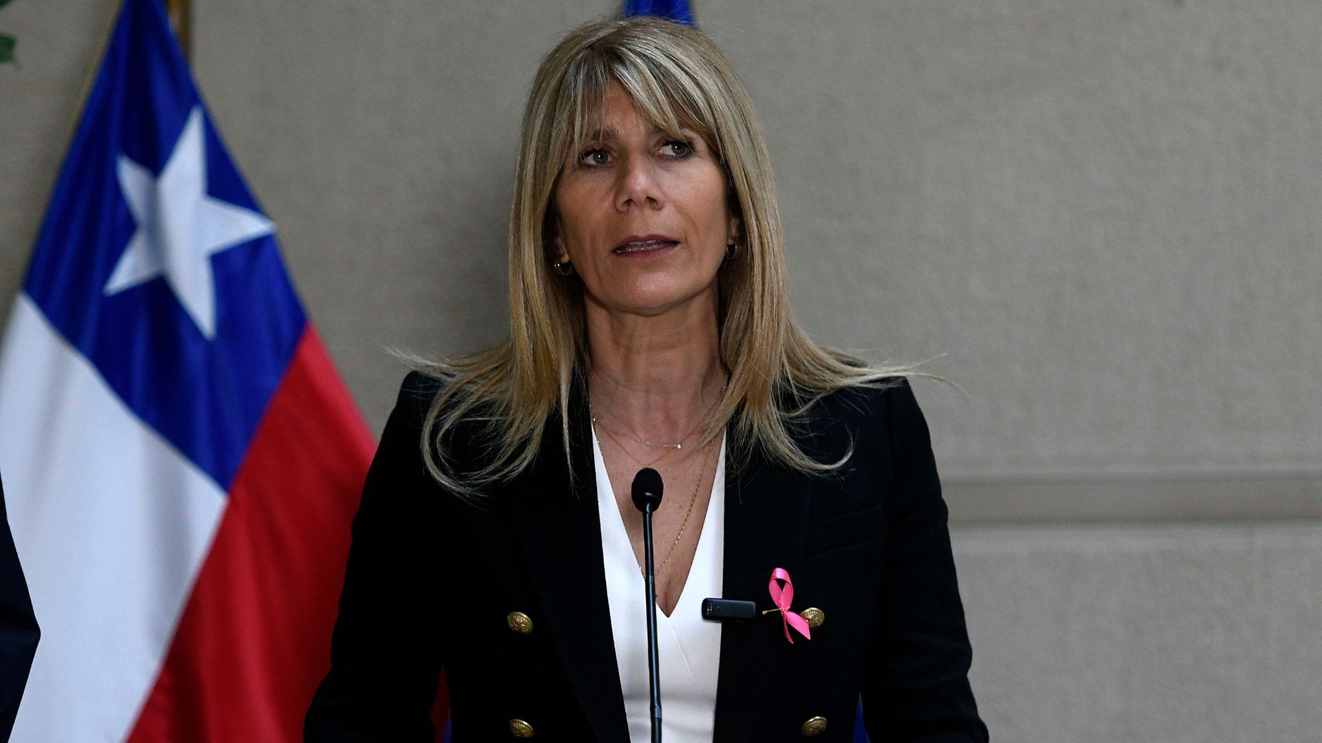 Trabajadora social increpó a Ximena Rincón por encabezar “un miserable acto de campaña”