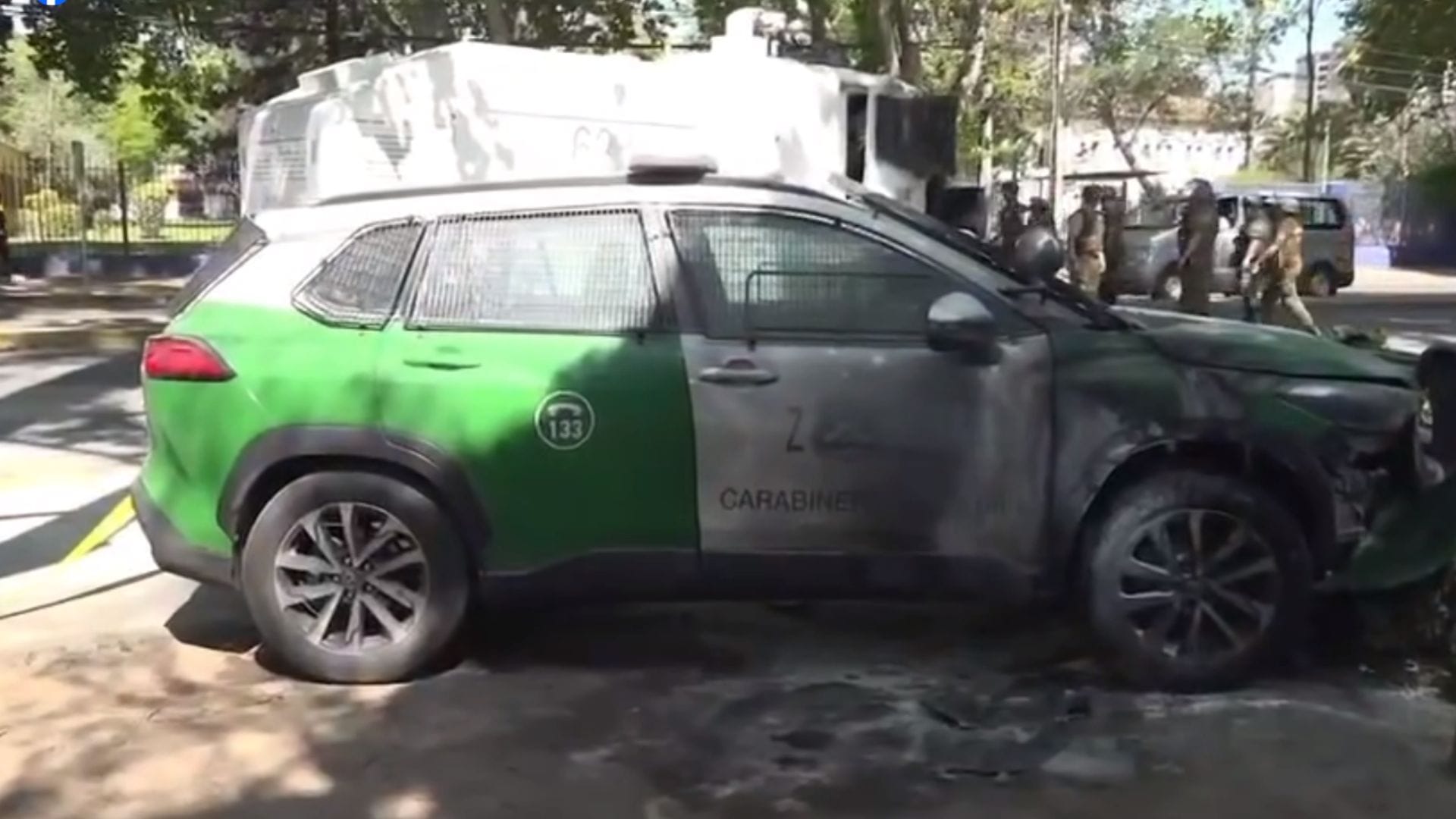 Incendian auto de Carabineros en medio de incidentes en el ex Pedagógico de Ñuñoa