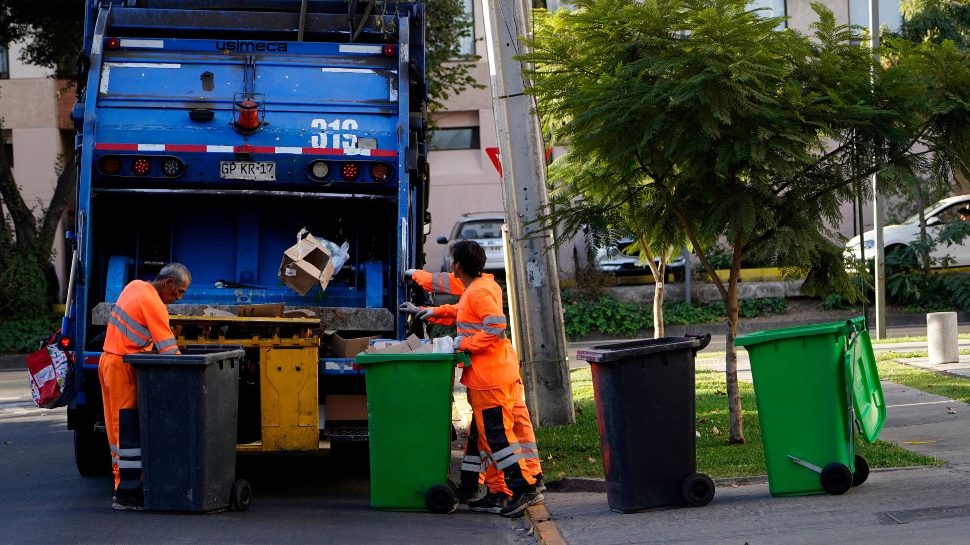 Inaudito: Roban camión recolector de basura y lanzan a conductor desde el vehículo en San Bernardo