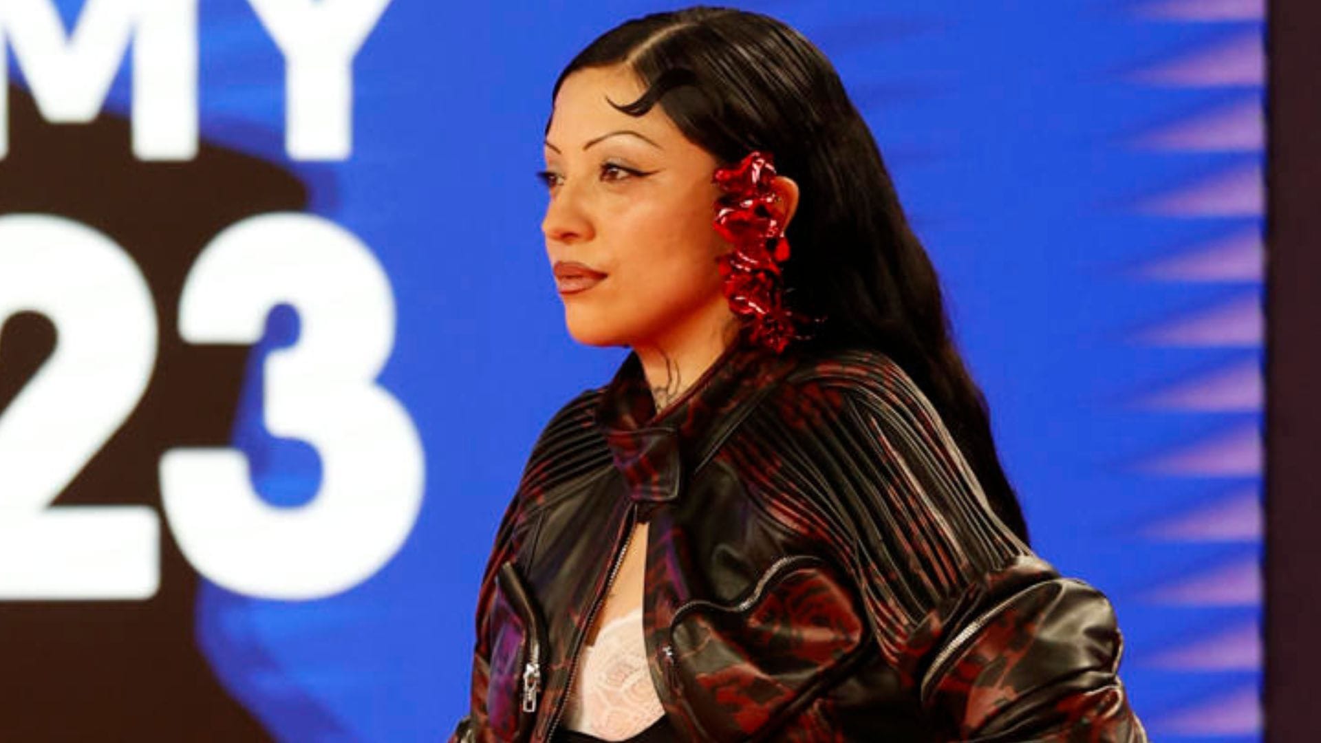 Activó el modo troleo: La respuesta que Mon Laferte le dio a a usuario que criticó sus cejas