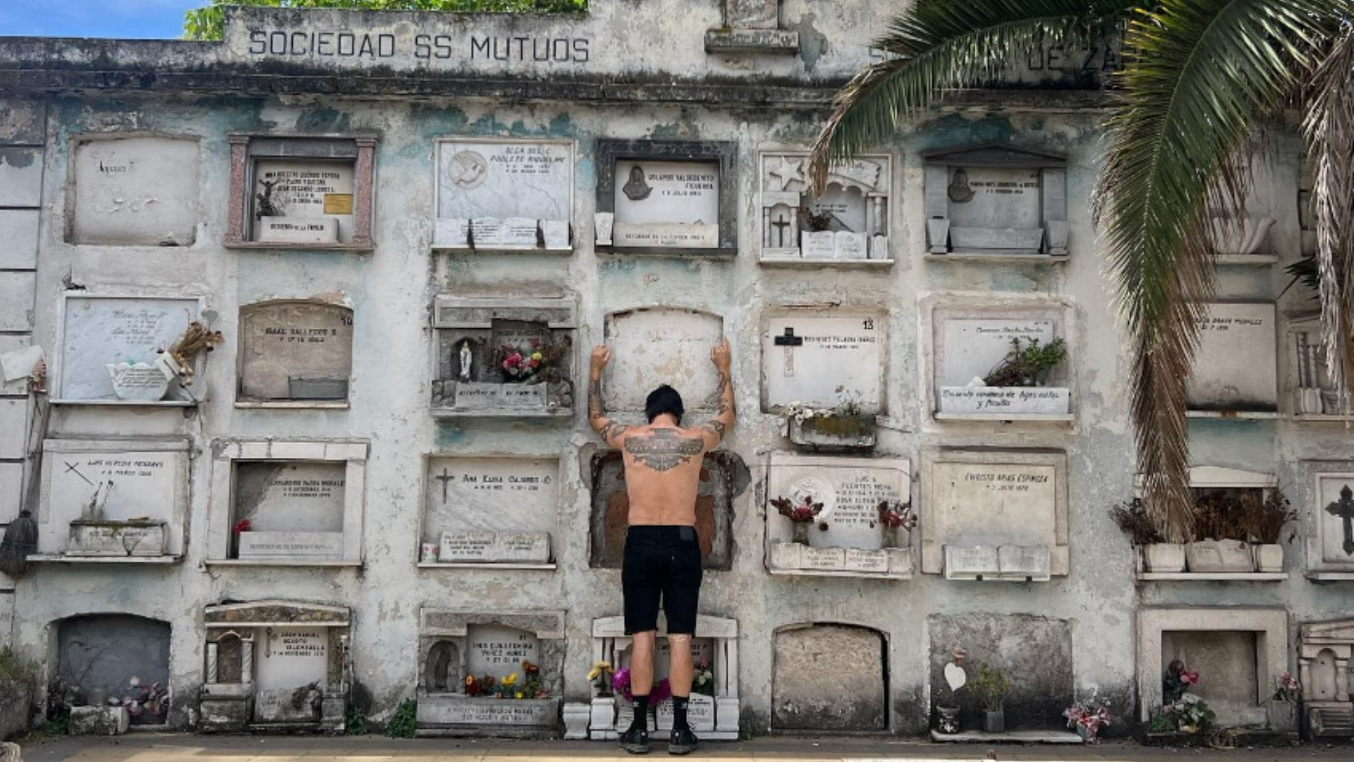 La sorpresiva visita de los Red Hot Chili Peppers al Cementerio General durante su estadía en Chile