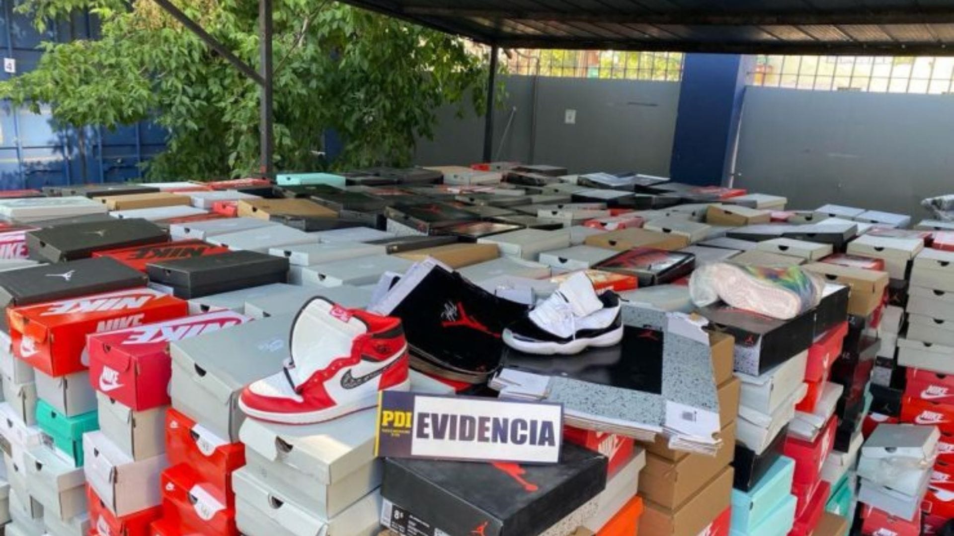 PDI incautó más de $252 millones en zapatillas falsas en Pirque
