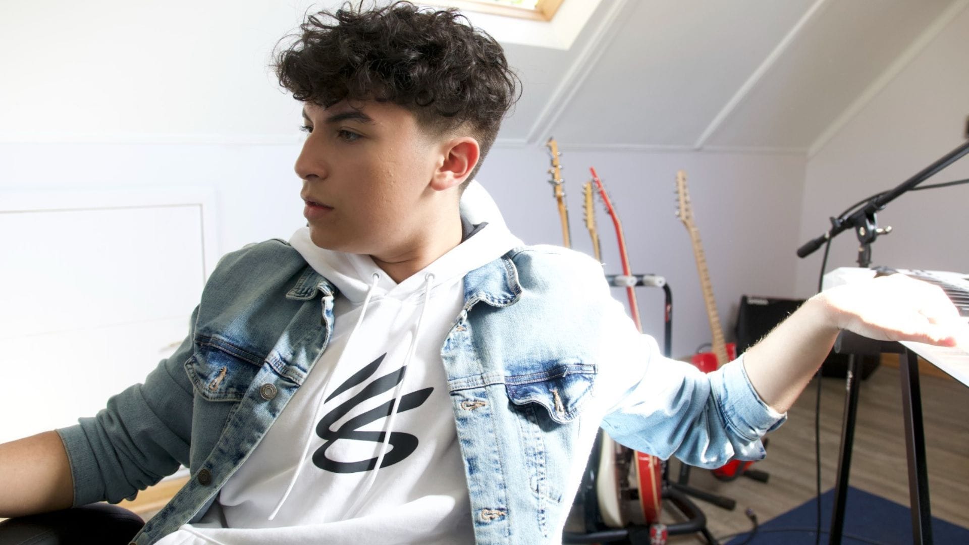 “Incoherencia adolescente”: El nuevo y atrevido álbum del artista penquista “Revegian”