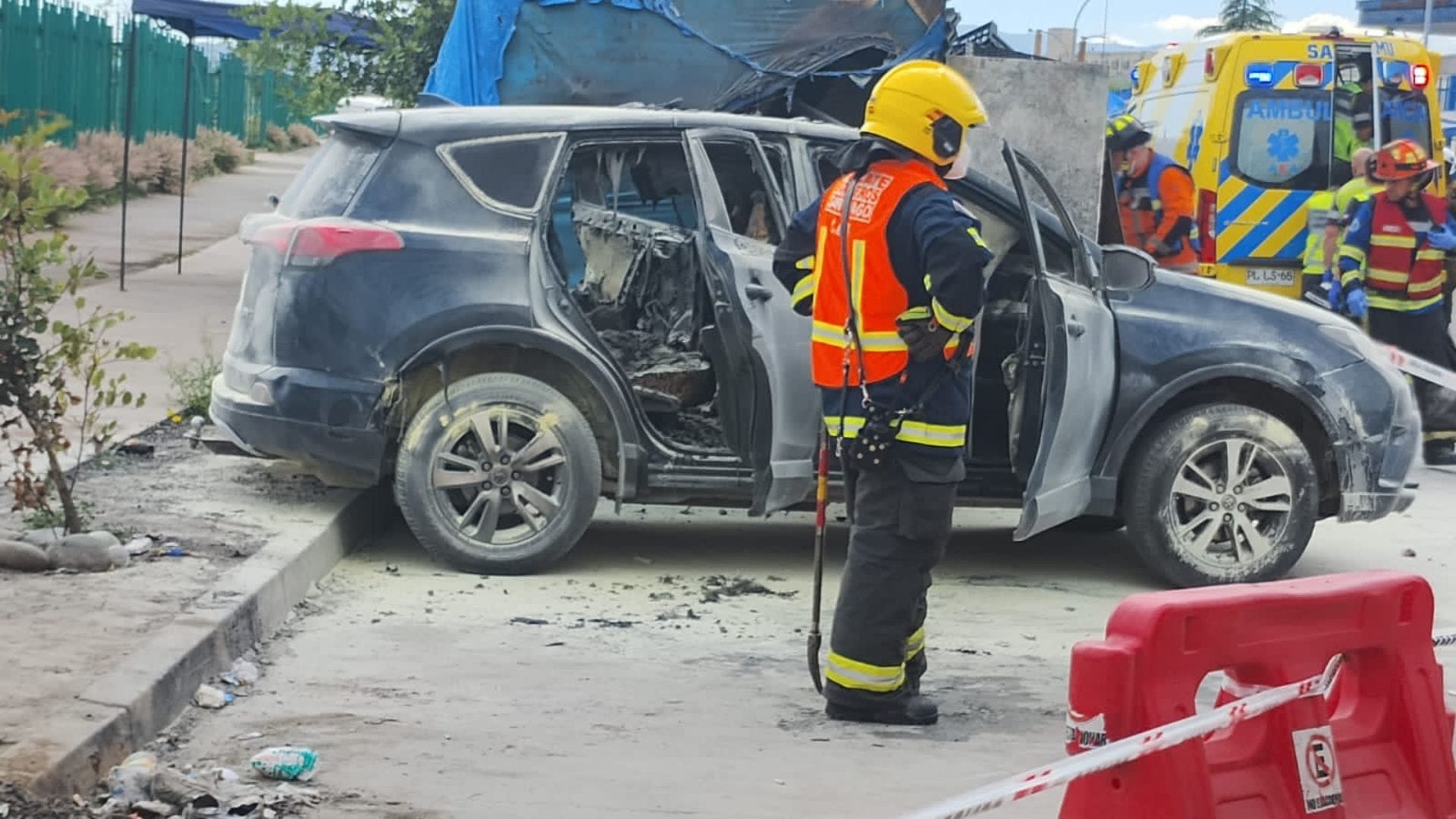 Hombre fue quemado vivo al interior de su vehículo a un costado del penal Santiago 1