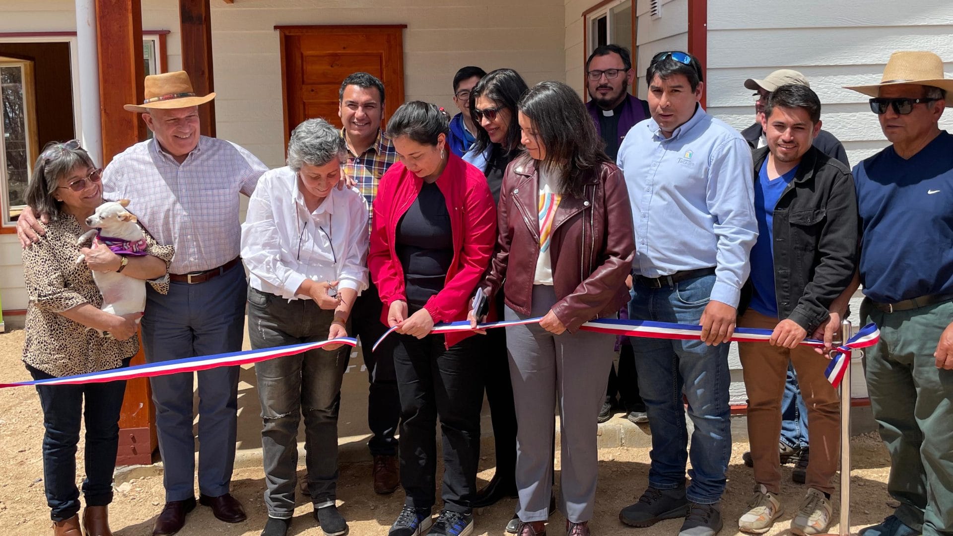 Entregan la primera vivienda definitiva a víctima de los incendios forestales en Santa Juana