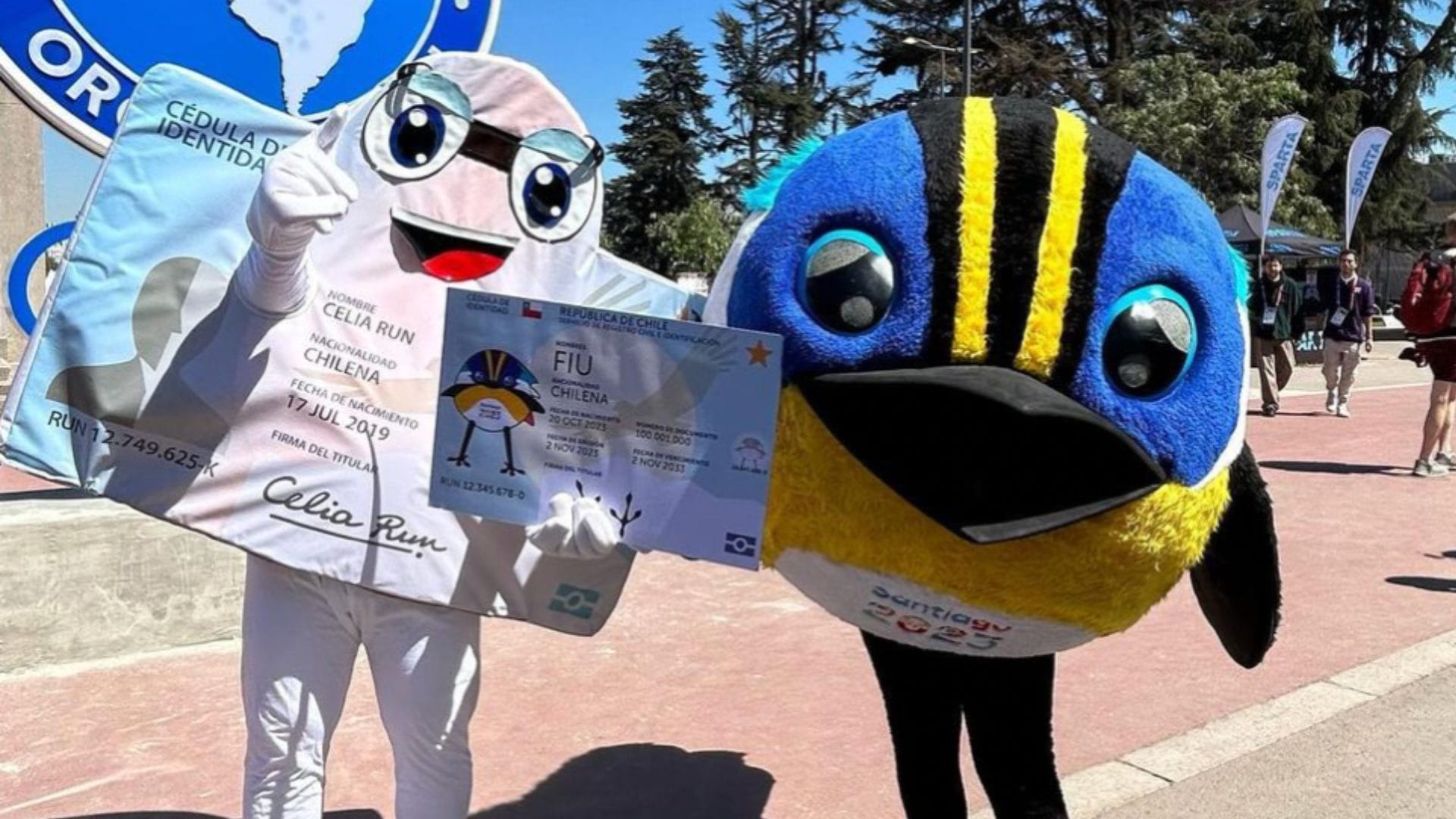 “¿Cómo me veo?”: Registro Civil entrega cédula de identidad a Fiu, la mascota de Santiago 2023