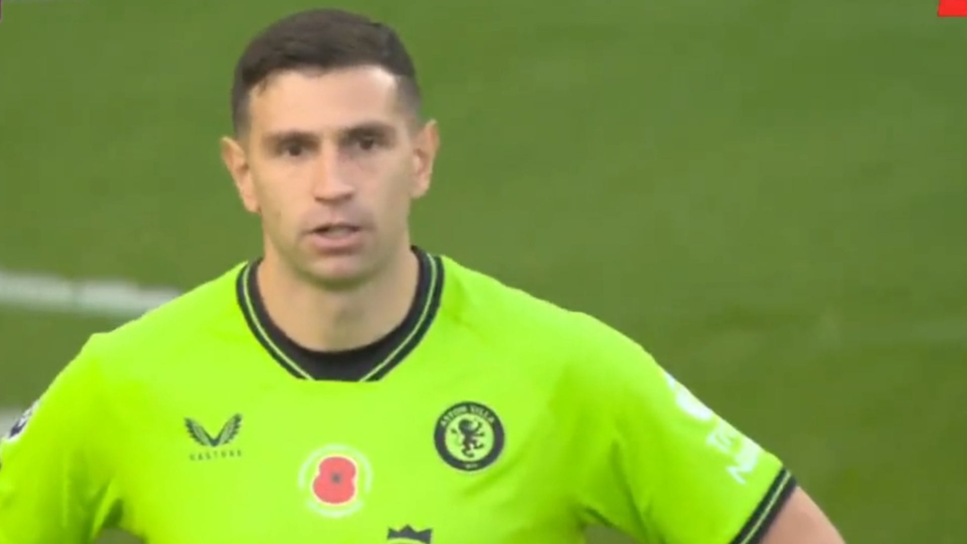 El Dibu Martínez cometió un error garrafal en la derrota del Aston Villa a días de ser premiado como el mejor del mundo