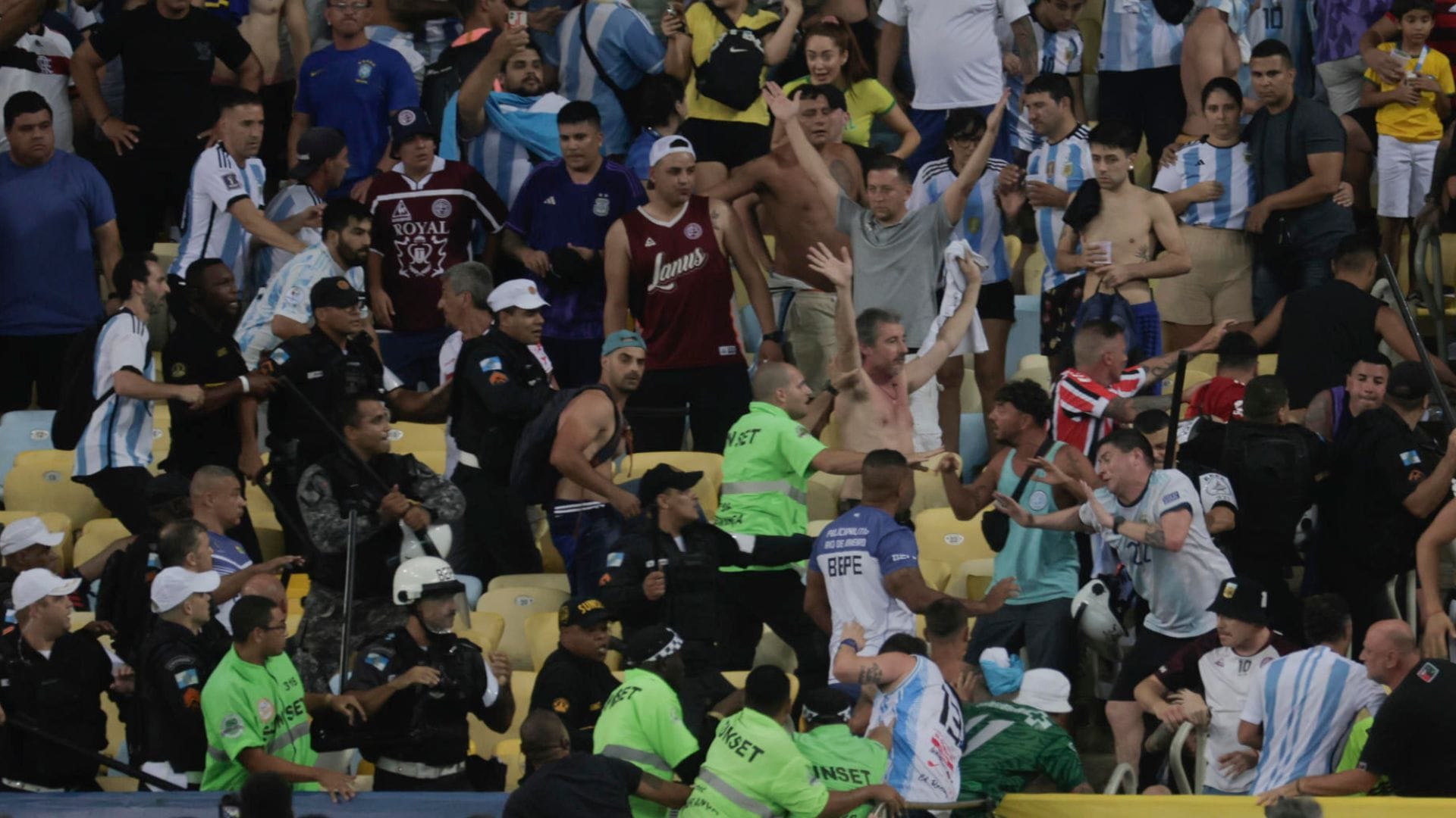 Hinchas brasileños y argentinos protagonizan pelea en las gradas del Maracaná