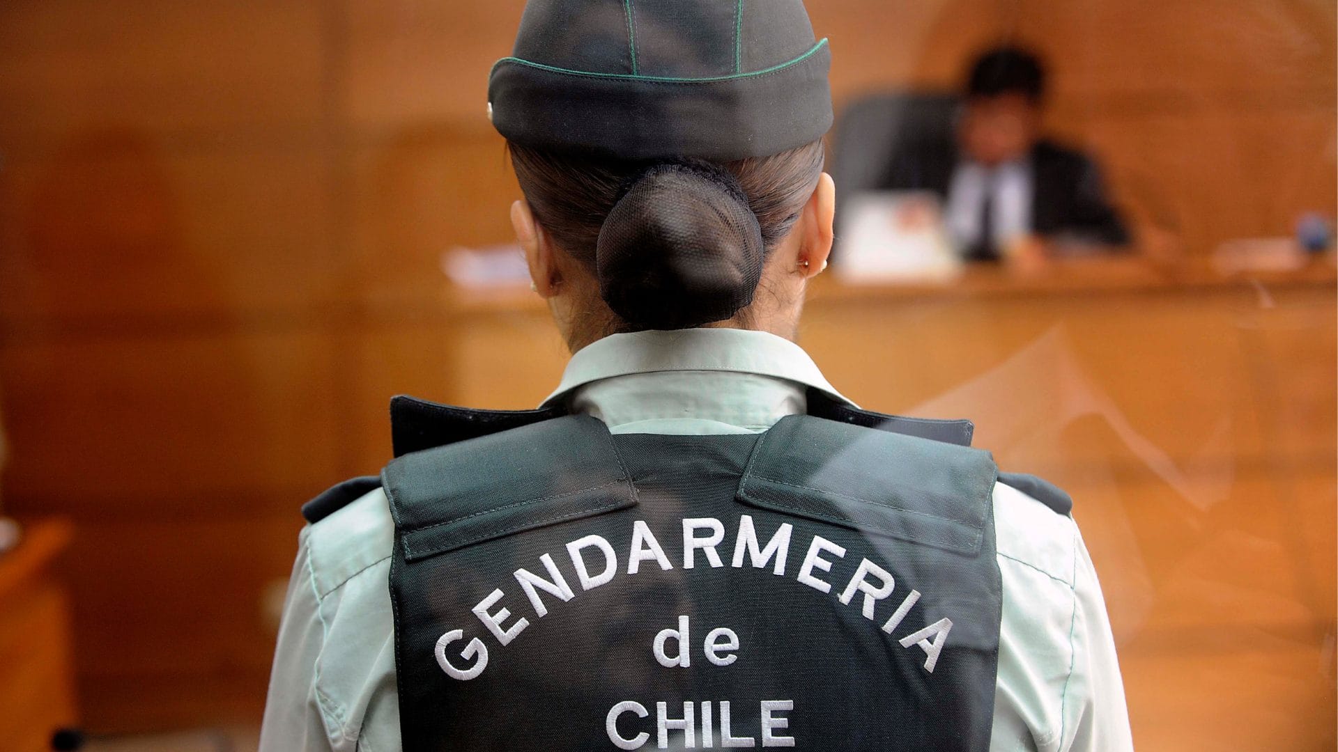 Los portaba en su espalda: Detienen a gendarme por intentar ingresar celulares a cárcel de mujeres en Santiago