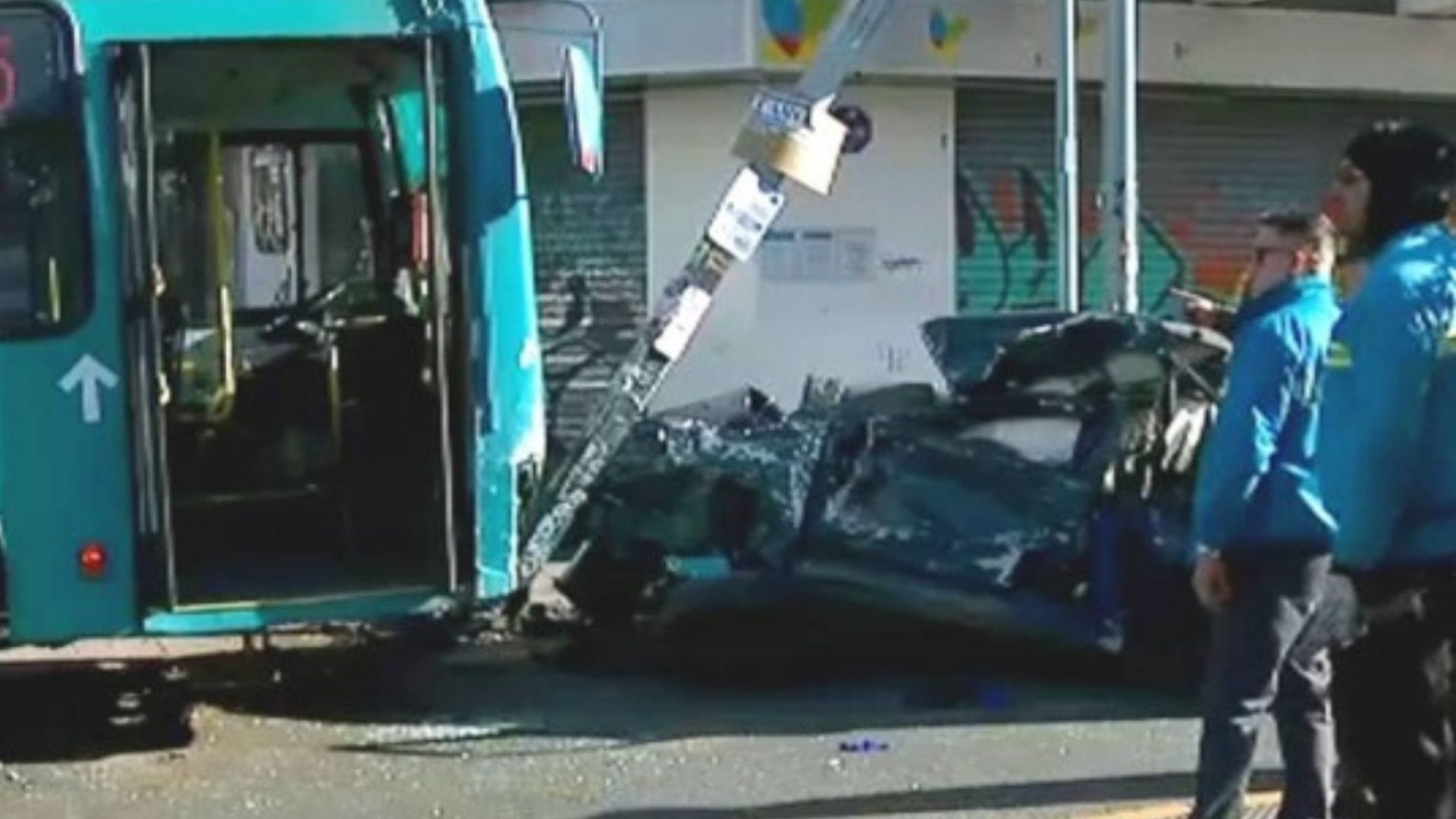 Auto no habría respetado luz roja: Cuatro heridos deja violenta colisión entre bus del transporte público y vehículo particular en Santiago