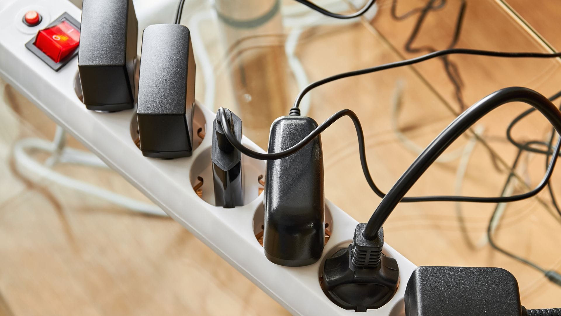Estos son los 9 electrodomésticos que consumen más energía pese a estar apagados