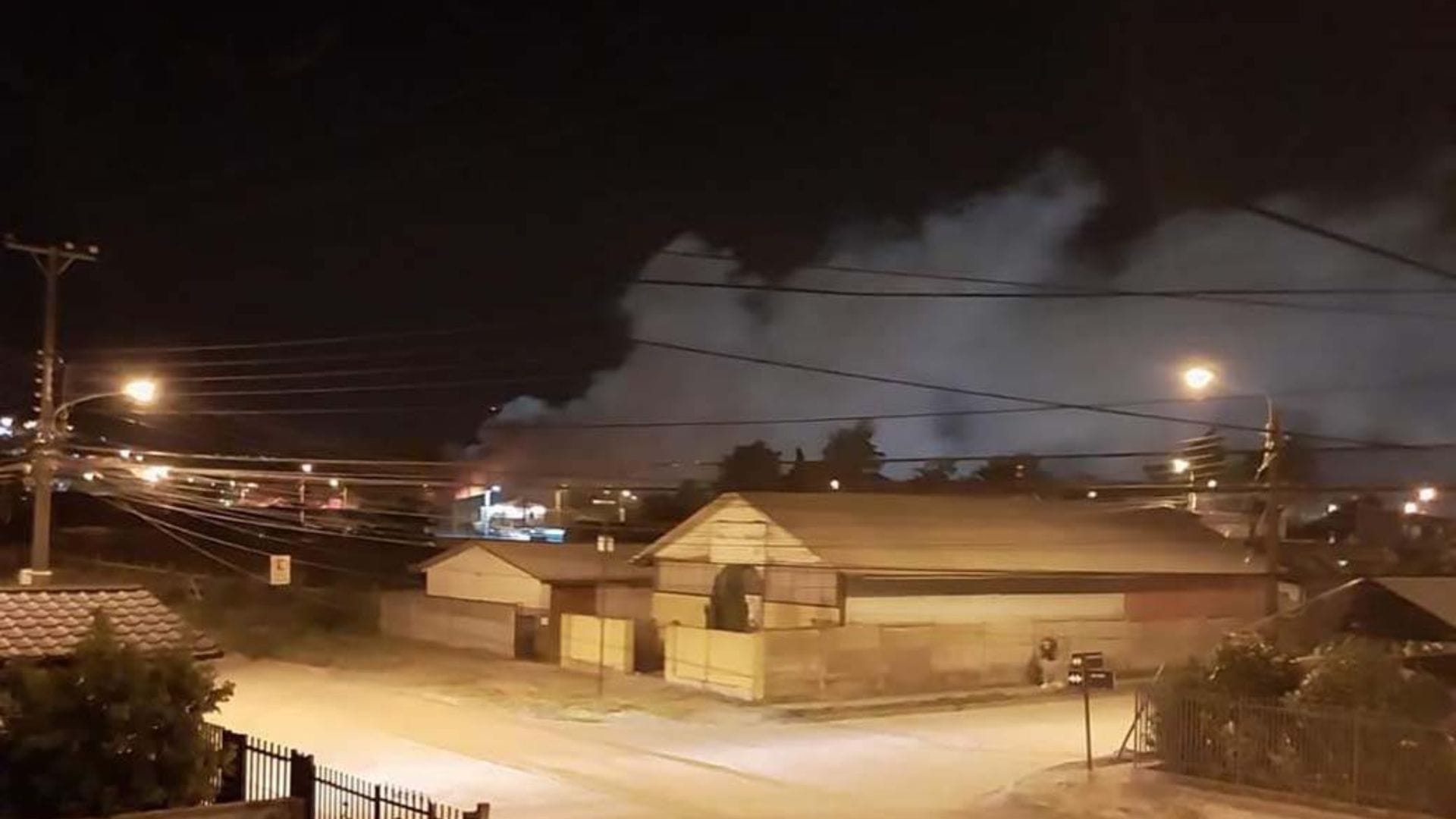 Una mujer fallecida deja incendio que consumió dos viviendas en Angol
