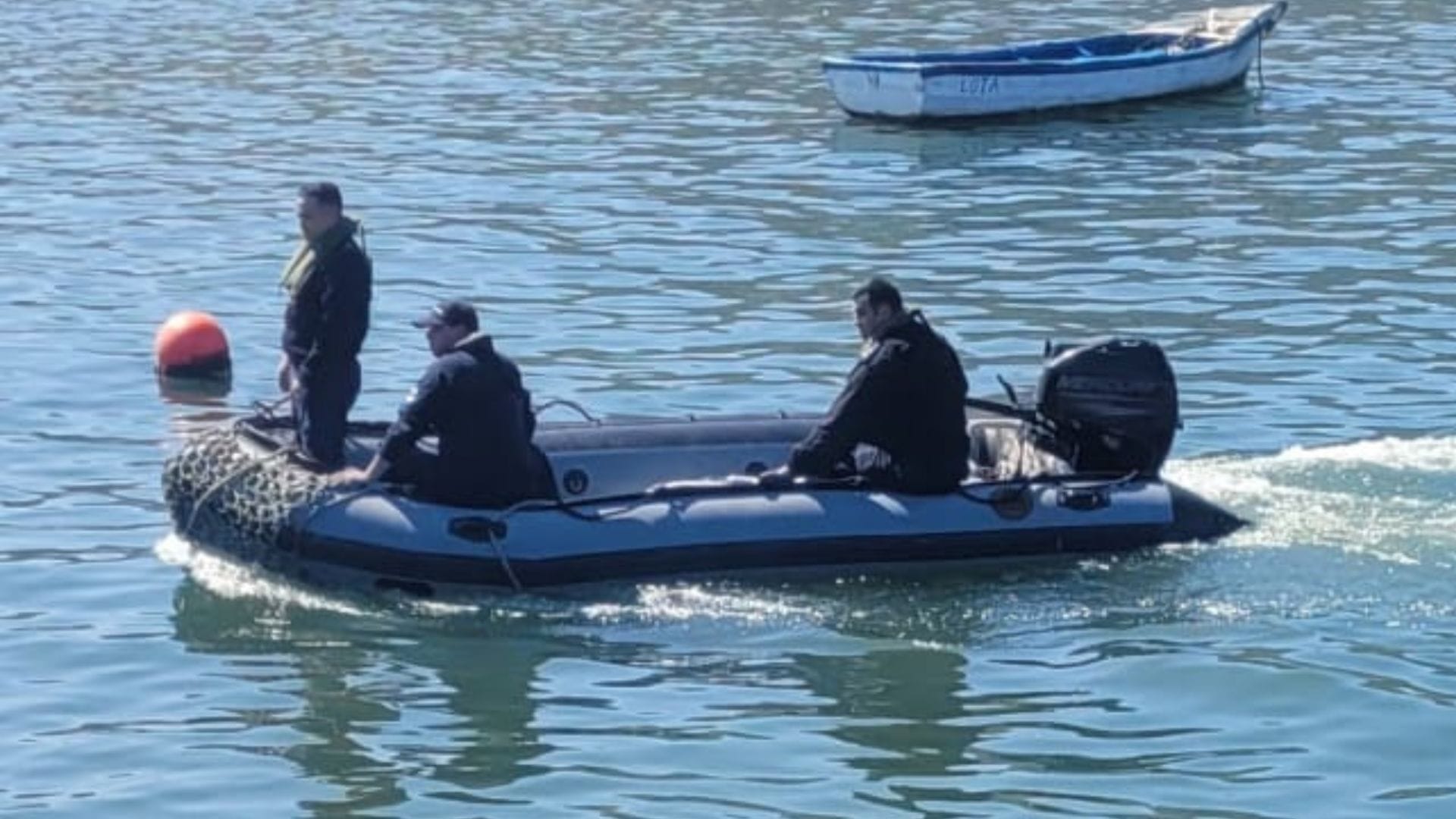 Hermanos iban a pescar: Volcamiento de bote deja un fallecido en Lota