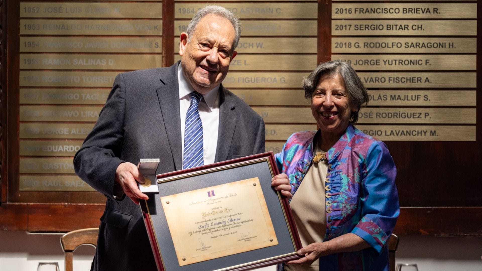Exrector UdeC Sergio Lavanchy recibió “Medalla de Oro 2023” del Instituto de Ingenieros de Chile