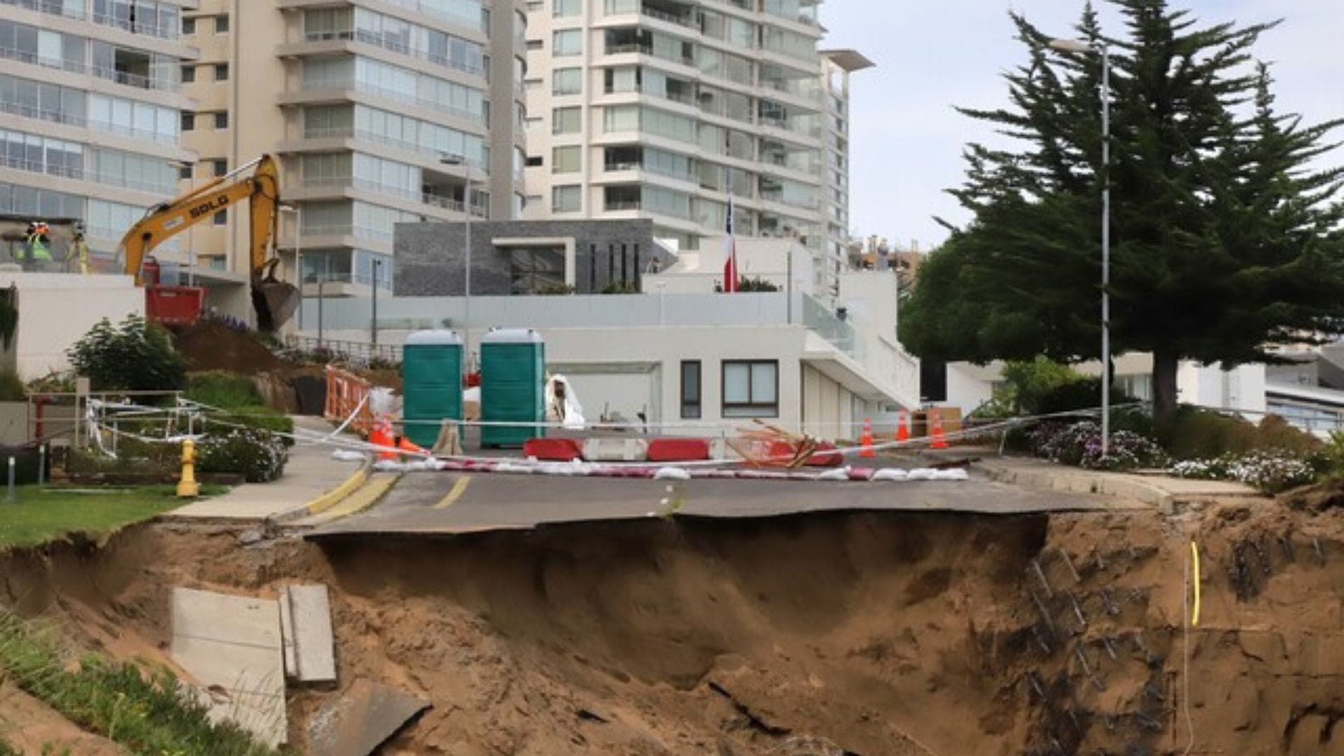 Intensas lluvias provocan deslizamiento de tierra en socavón de Viña del Mar cercano a edificios