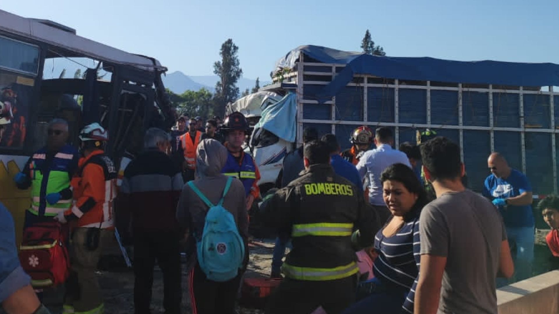 Dos fallecidos tras choque frontal entre bus con camión en Pudahuel: Hay ocho heridos de gravedad