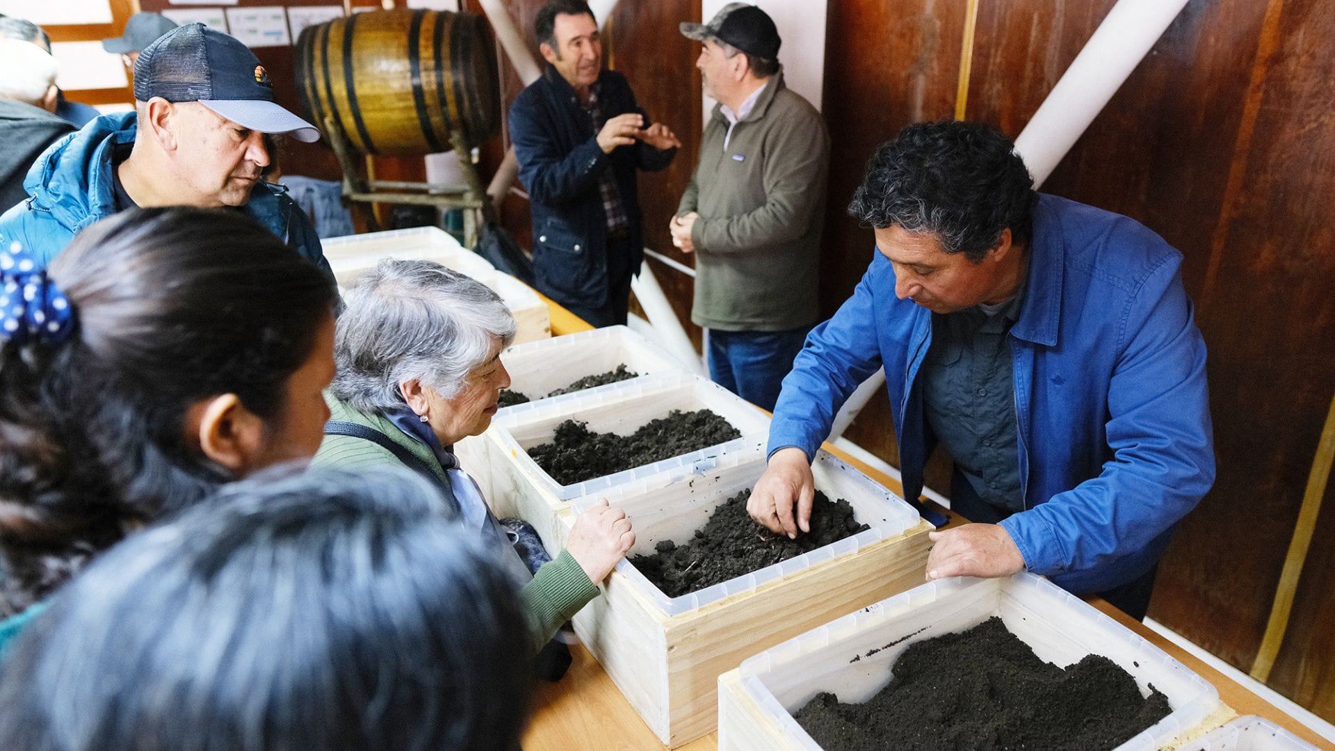 Conocieron sus ventajas: Agricultores de Laja y San Rosendo recibirán humus de lombriz gratis desde CMPC para potenciar cultivos