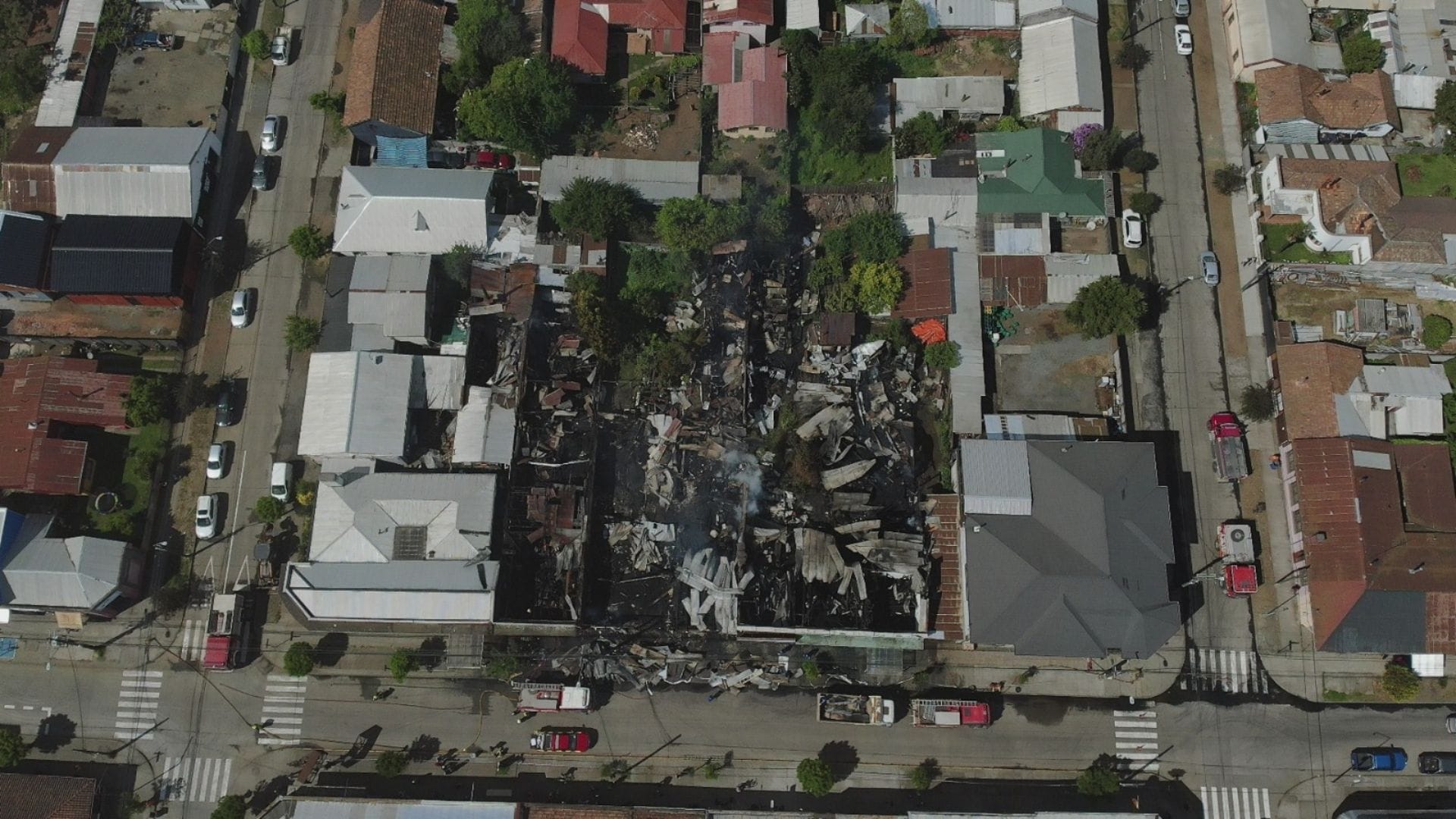 Incendio consumió 7 locales comerciales y 3 viviendas en pleno centro de Mulchén