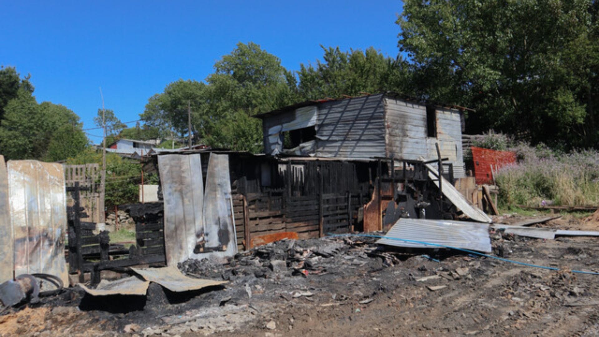 Parlamentarios piden al Gobierno avanzar en soluciones habitacionales tras incendio en campamento de Coronel