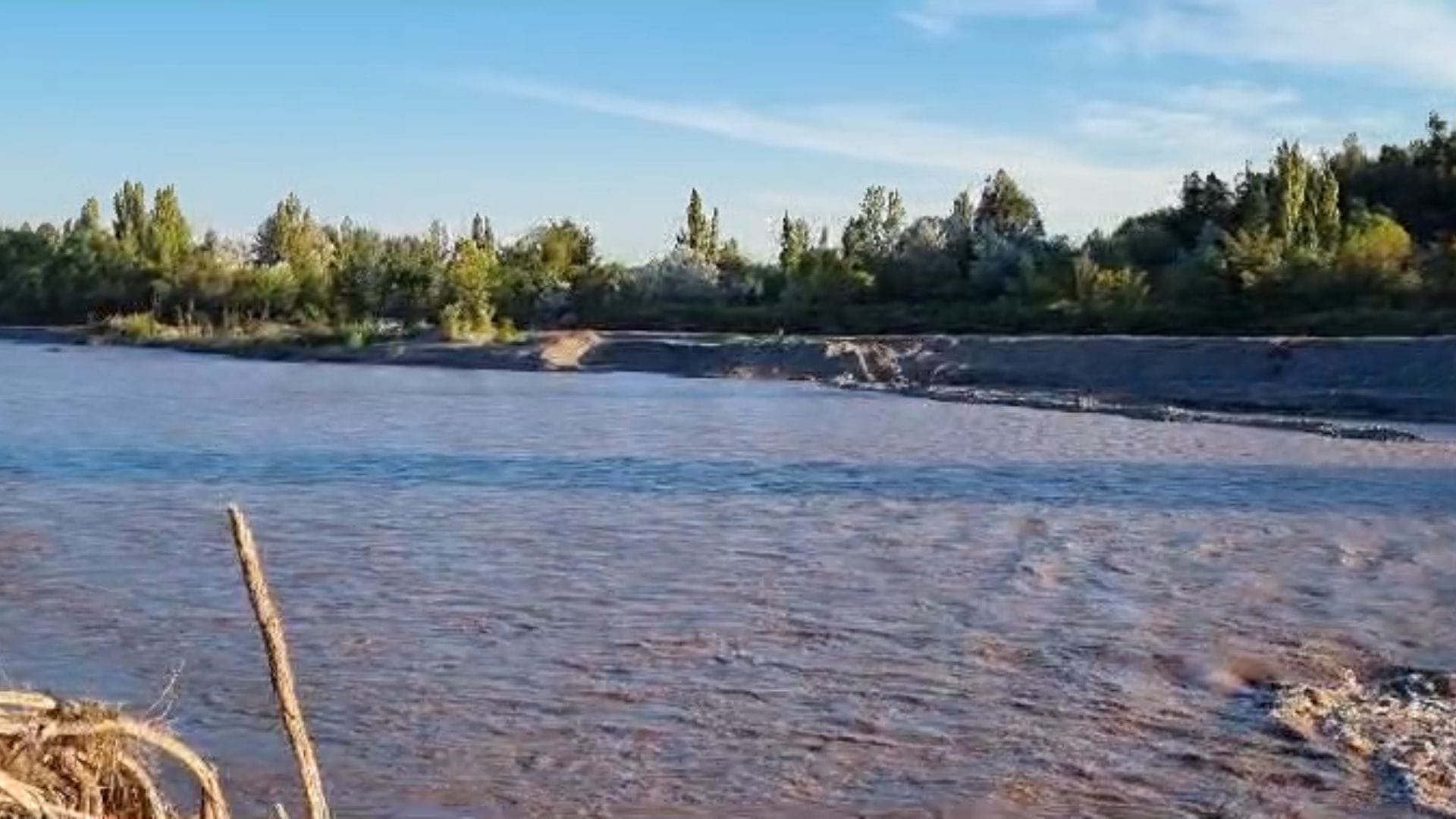 Niño cayó al Río Tinguiririca y su madre se lanzó para rescatarlo: Fueron arrastrados por el agua