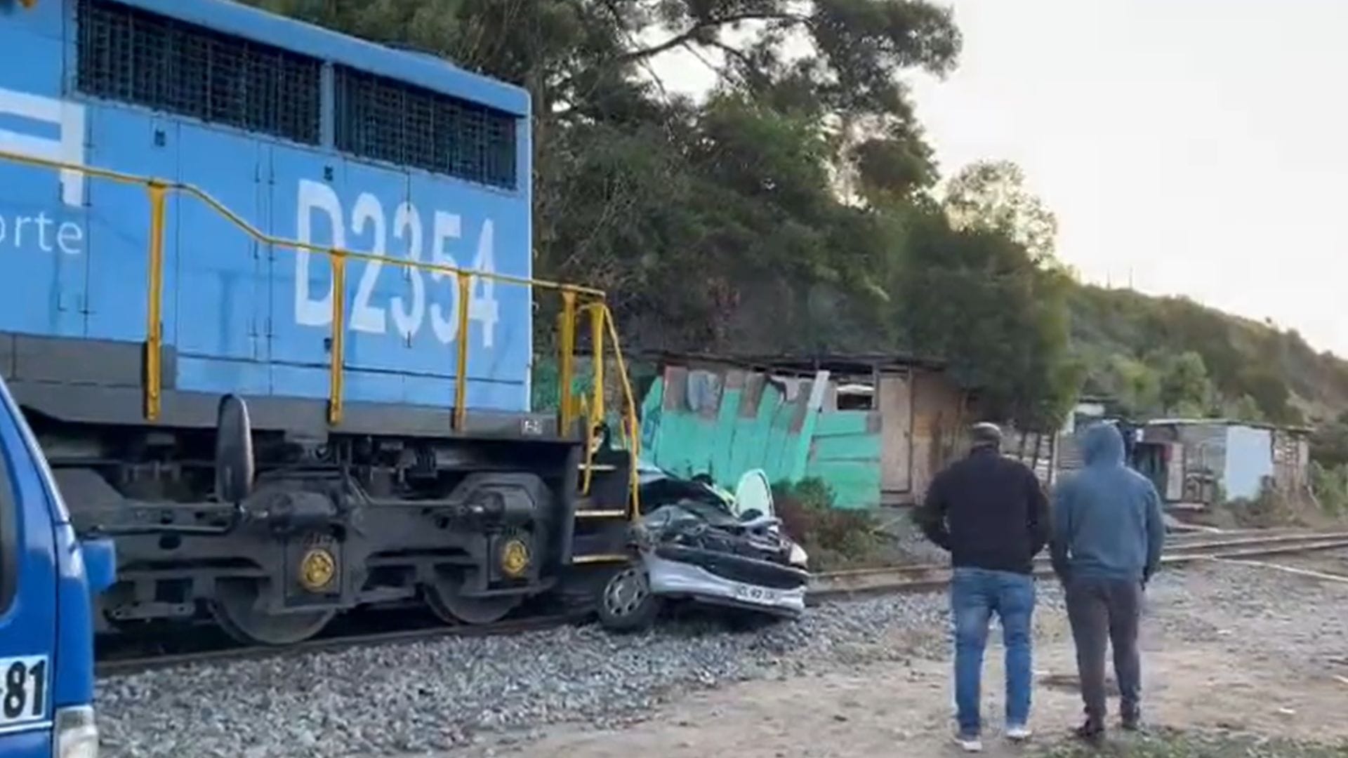 Un padre y su hijo de un año entre las víctimas: Choque entre auto y tren deja dos fallecidos en Concón
