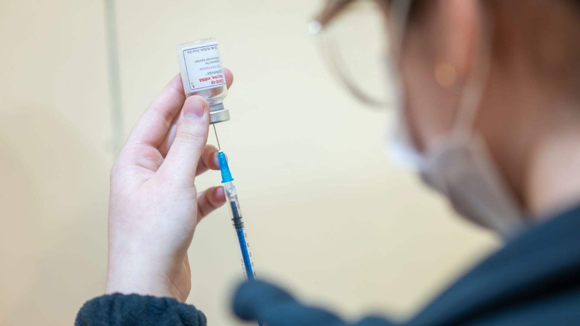 Comenzó vacunación contra el Covid-19 con dosis monovalente en Concepción: ¿Quiénes deben inocularse?