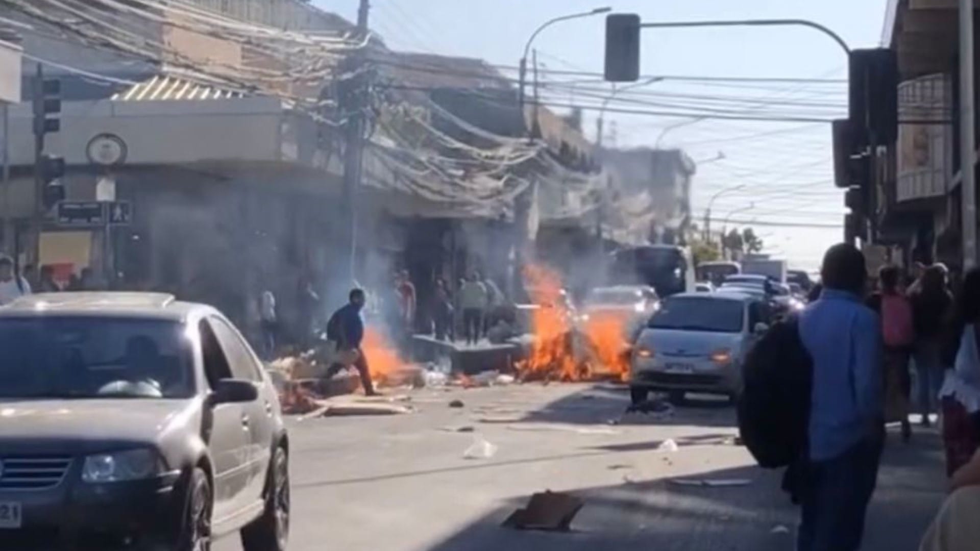 Ambulantes ilegales bloquearon el tránsito con barricadas incendiarias en centro de Concepción