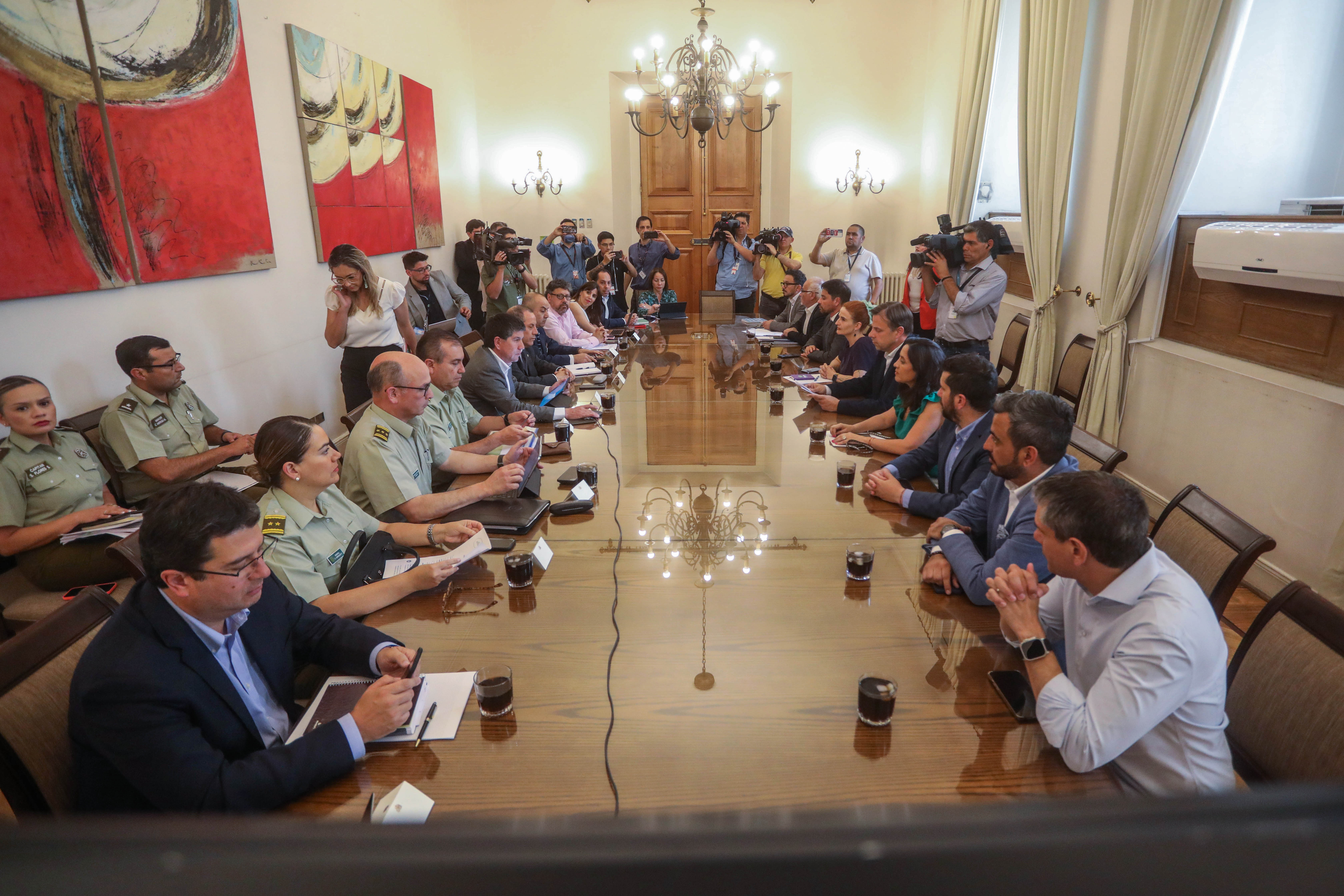 Editorial: Algo hay detrás de la pirotecnia de los alcaldes de la Reina y La Florida