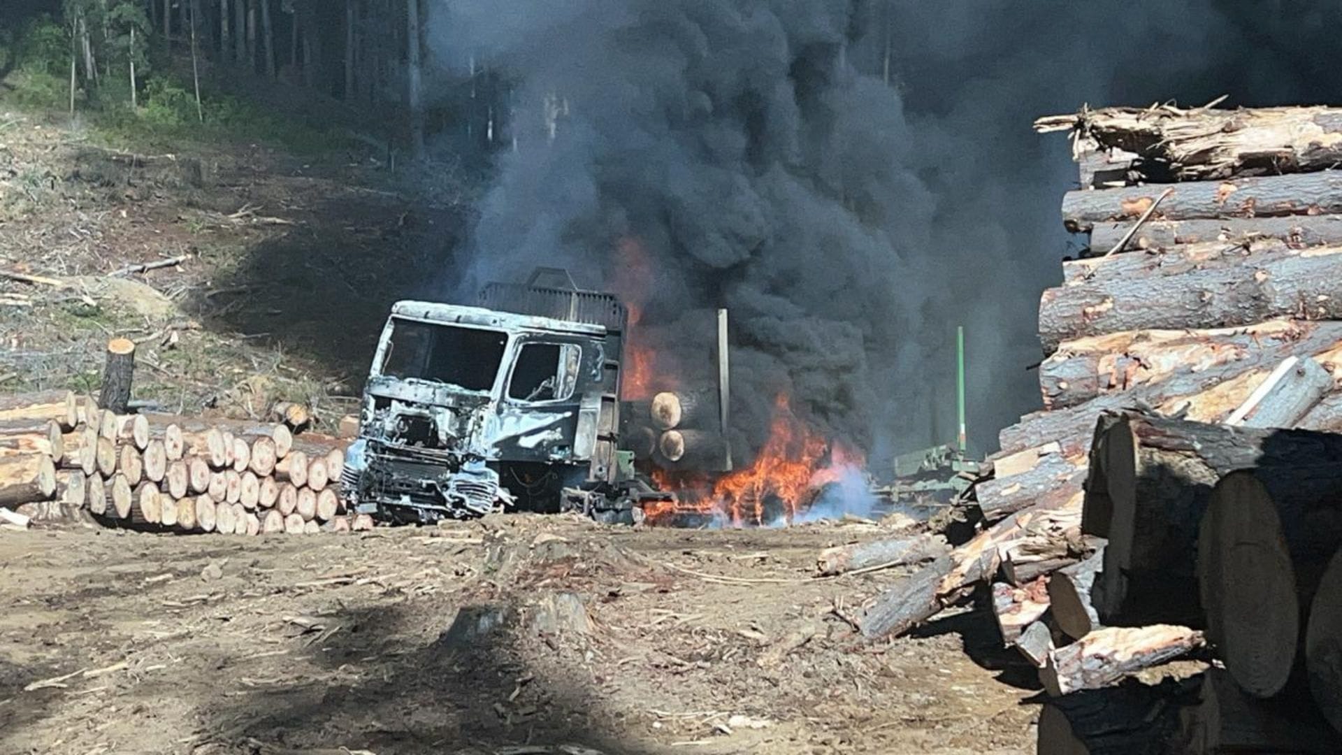 Tras un año sin este tipo de hechos: Vuelve la preocupación por la quema de camiones en Arauco