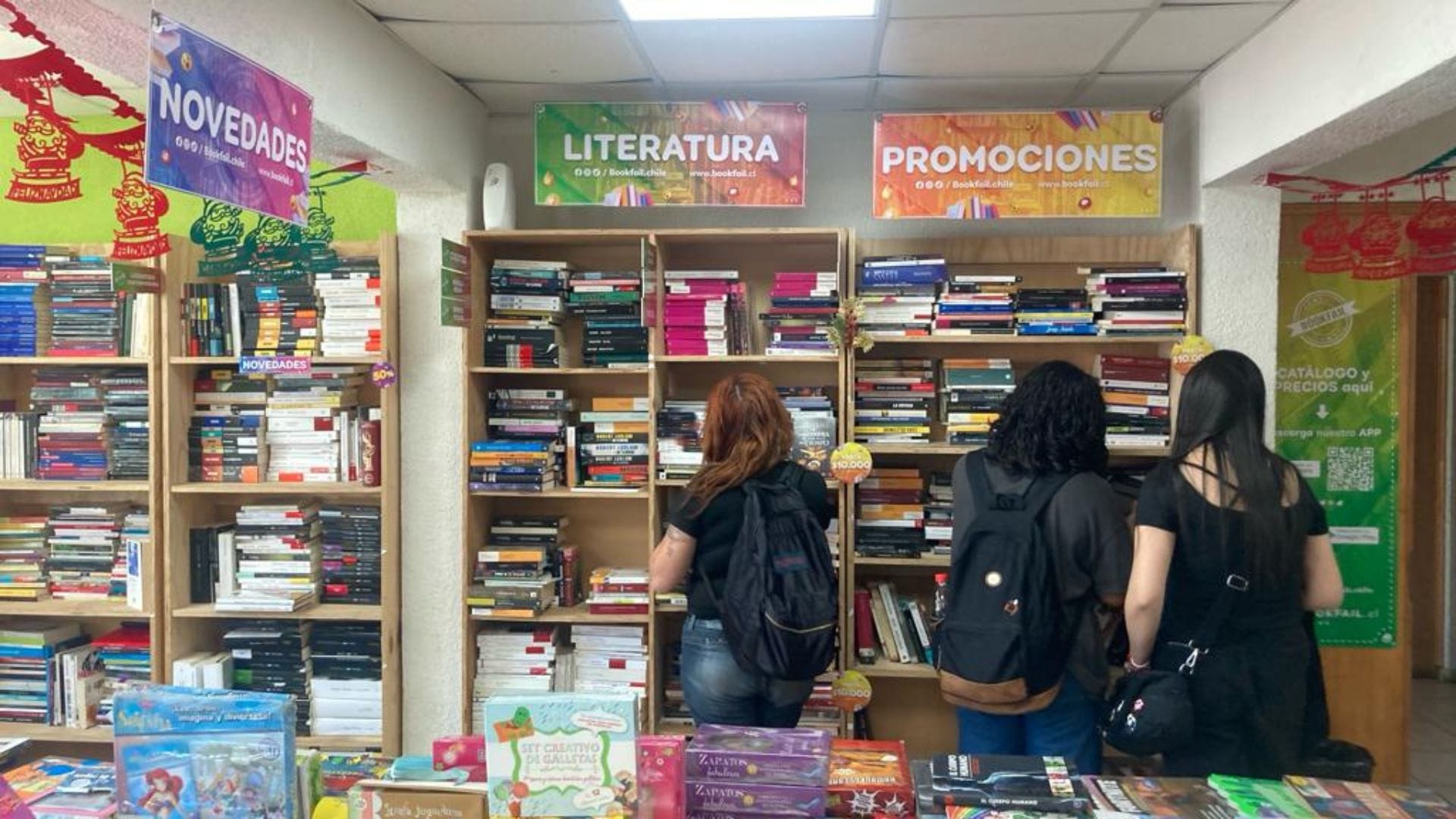 Libros nuevos a mitad de precio en Concepción: El emprendimiento que fomenta la lectura