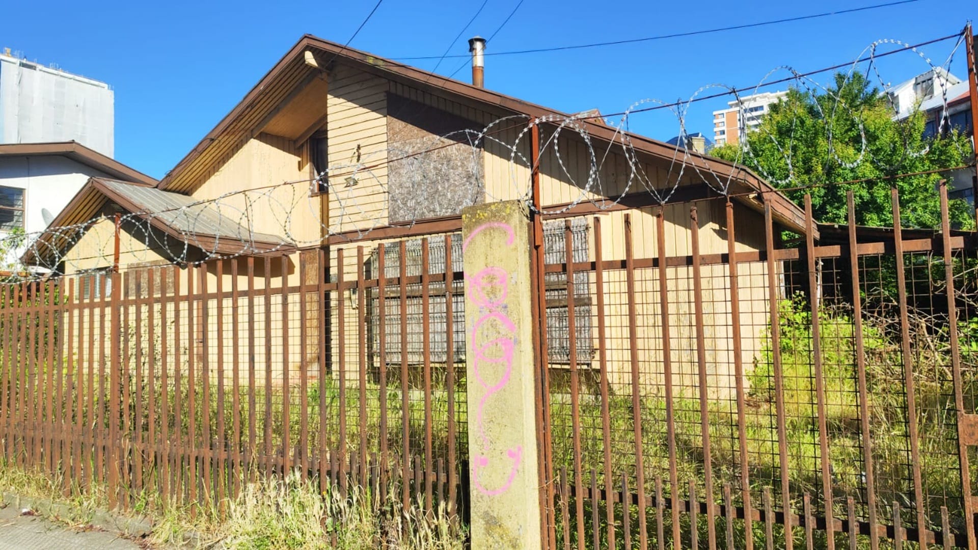 Desalojan por enésima vez a “okupas” de casa fiscal en calle Cochrane de Concepción