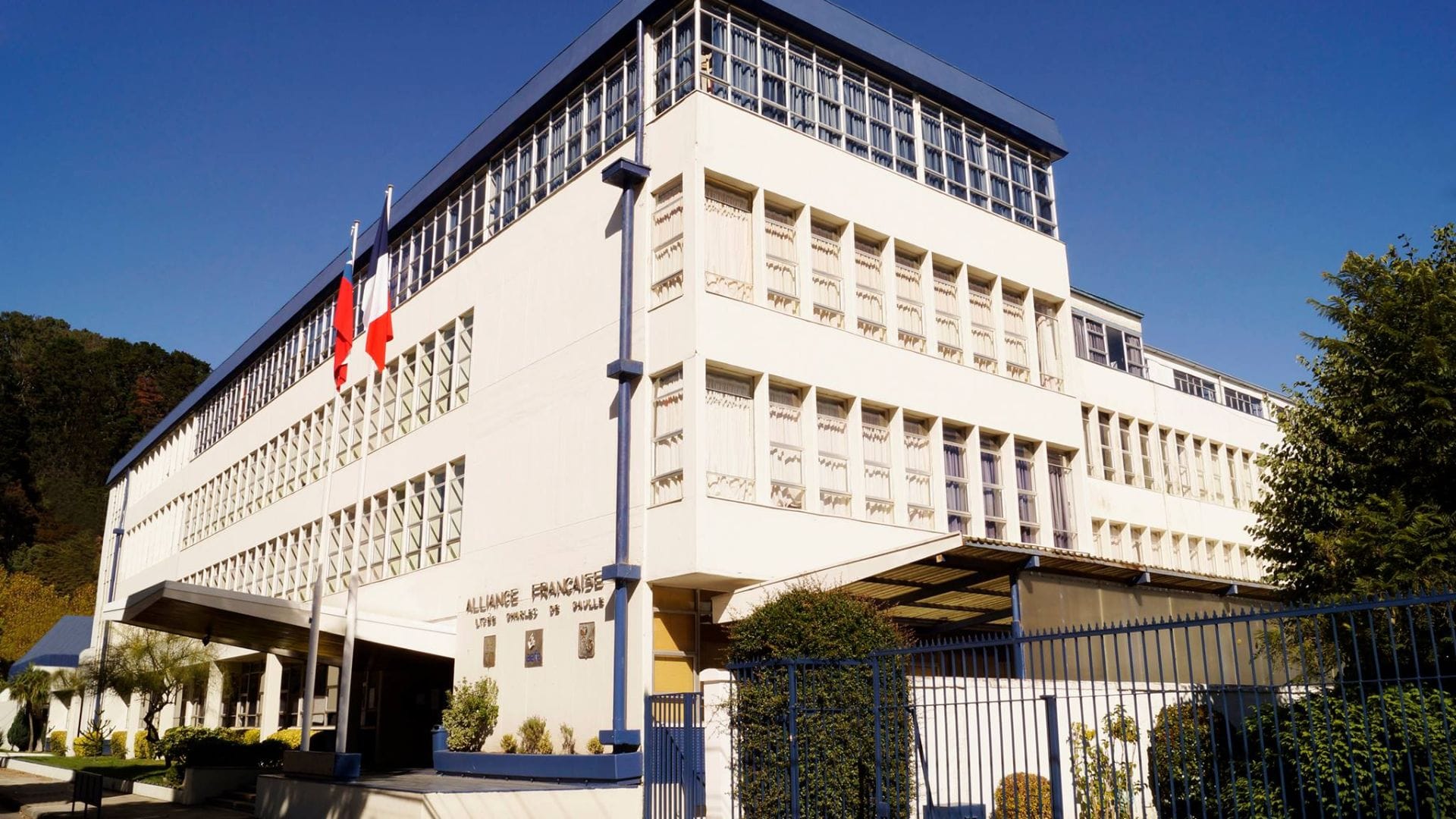 438 apoderados del Lycée Charles de Gaulle de Concepción recurren a la justicia para evitar alza en la colegiatura