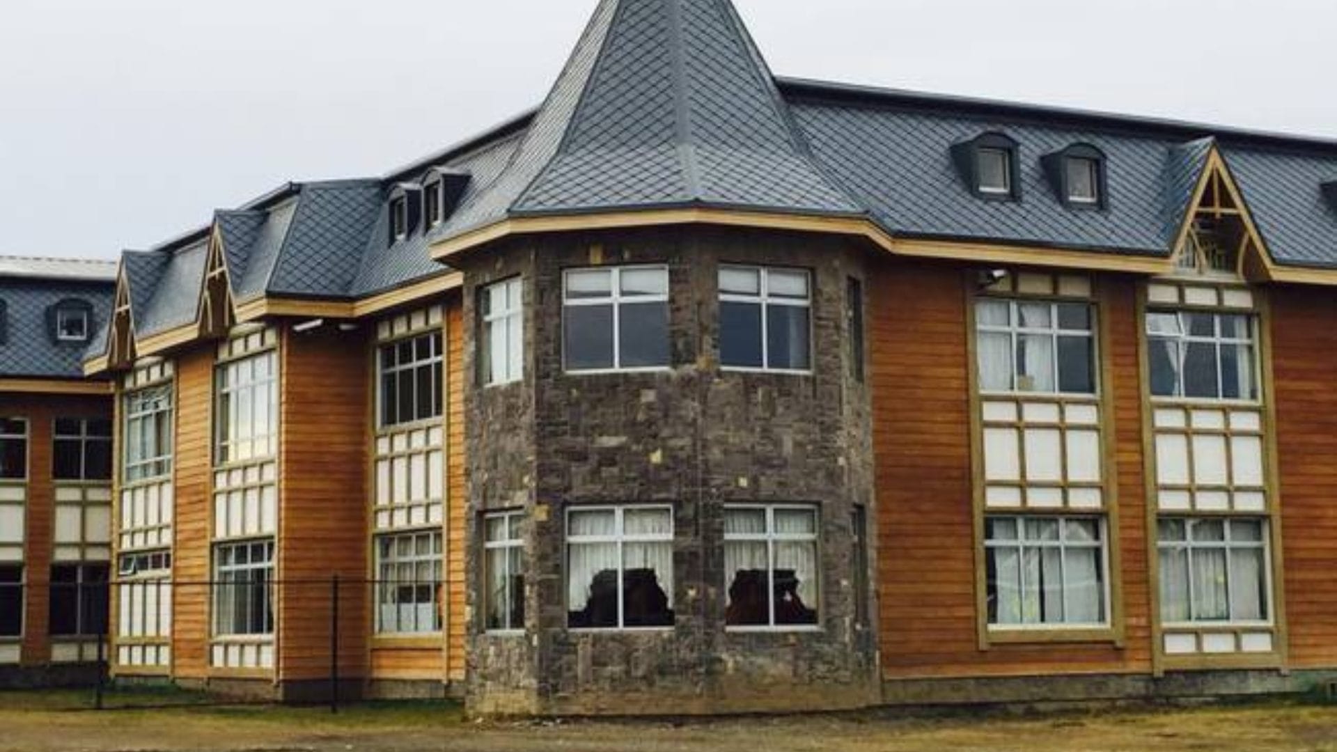 Apoderados de Colegio Alemán en Punta Arenas reaccionaron a renuncia de profesor durante gira de estudios