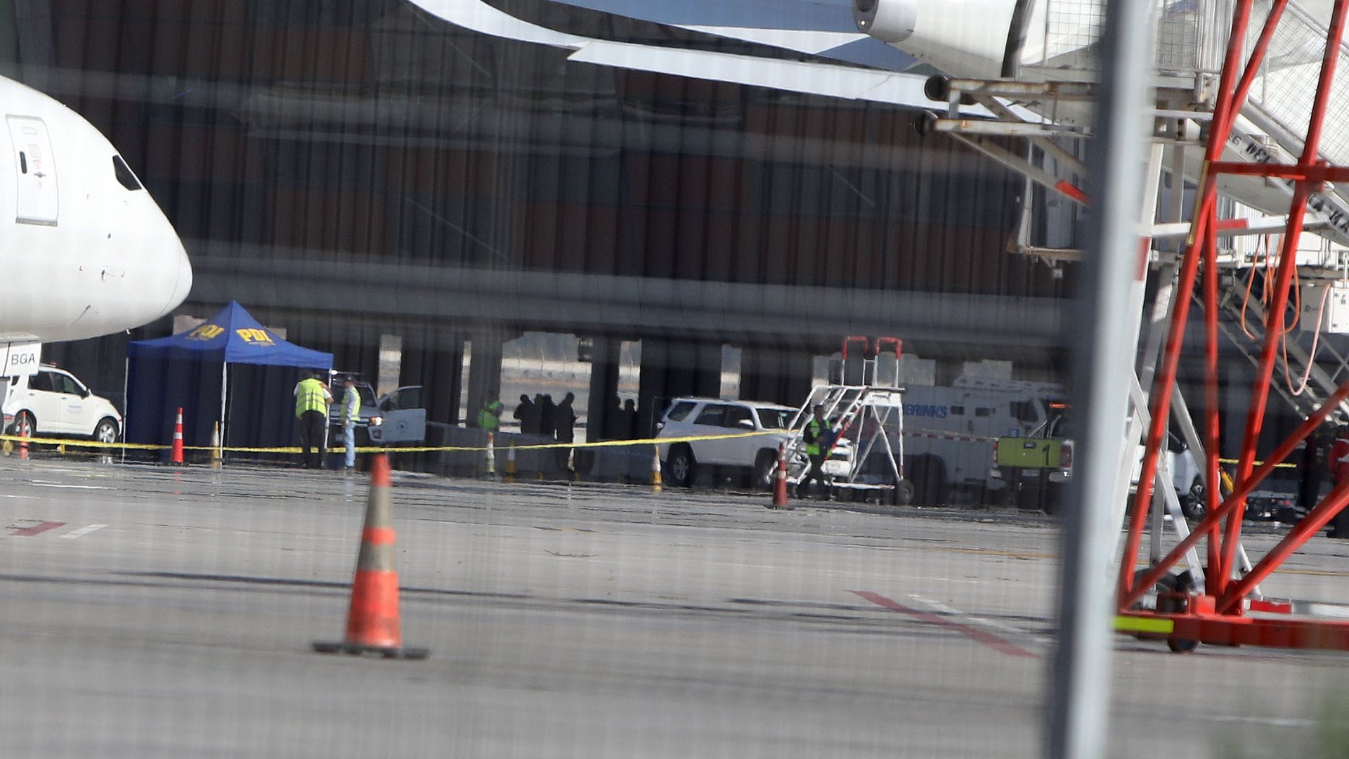 Arrestan a mujer en aeropuerto de Santiago por contrabando de joyas