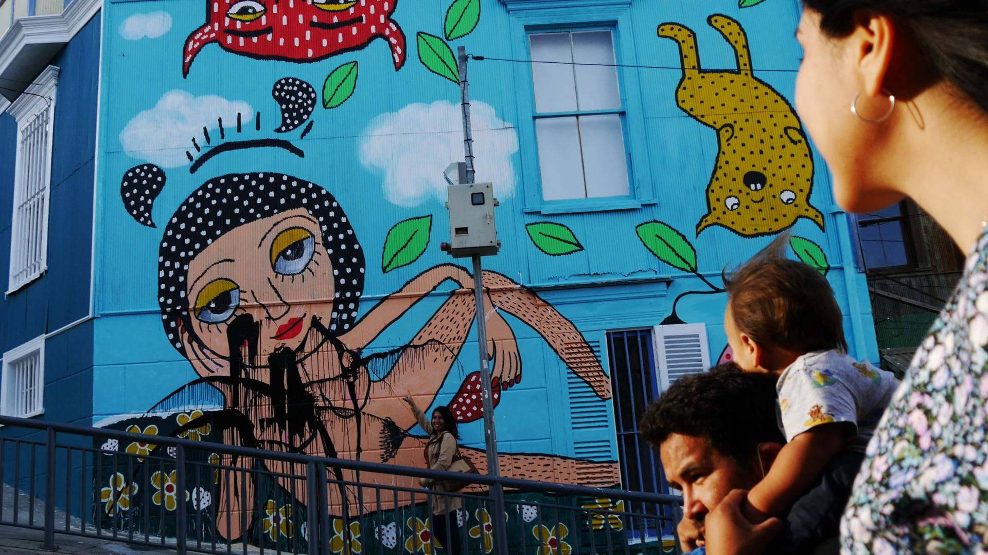 Tiktoker muestra mal estado del mural de Mon Laferte en Valparaíso: “Es el único que está así de rayado”